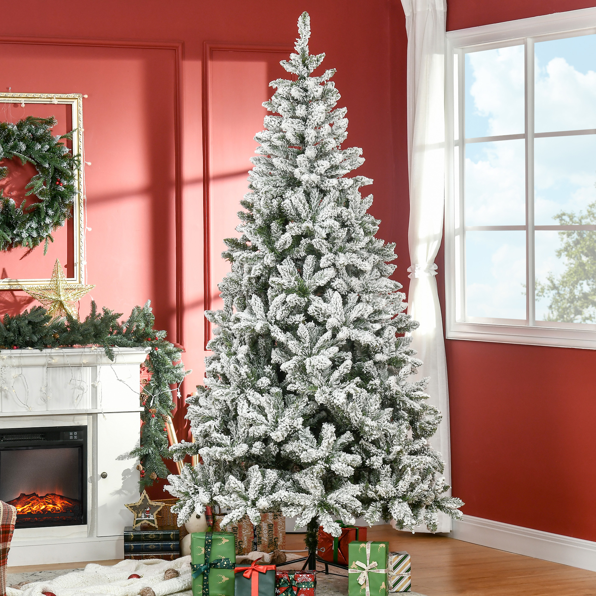Un árbol de Navidad decorado en una habitación con chimenea, regalos y una ventana.