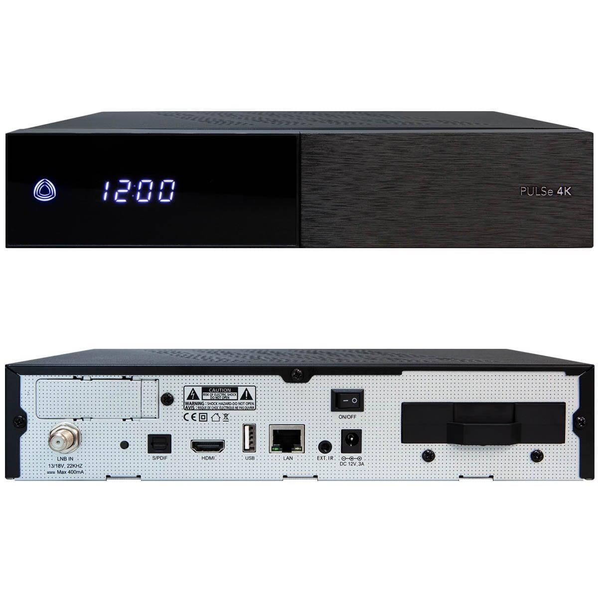 Schwarze Set-Top-Box, Ober- und Unteransicht. Die Oberseite zeigt ein Display mit der Uhrzeit. Die Unterseite hat Anschlüsse.