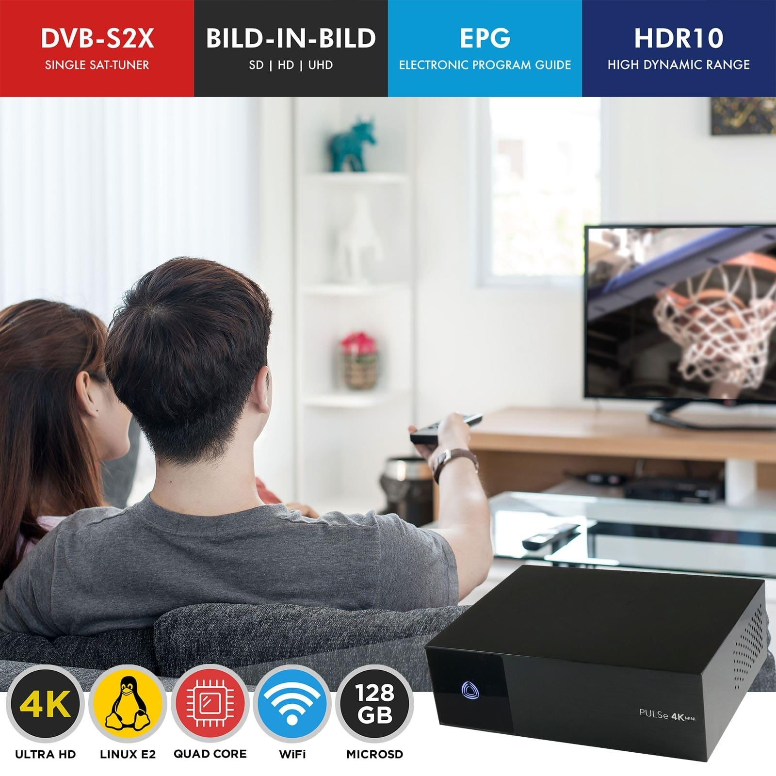 Ein Paar schaut fern. Ein schwarzer Receiver zeigt 4K, Linux, WiFi und microSD an. Texte listen Funktionen auf.