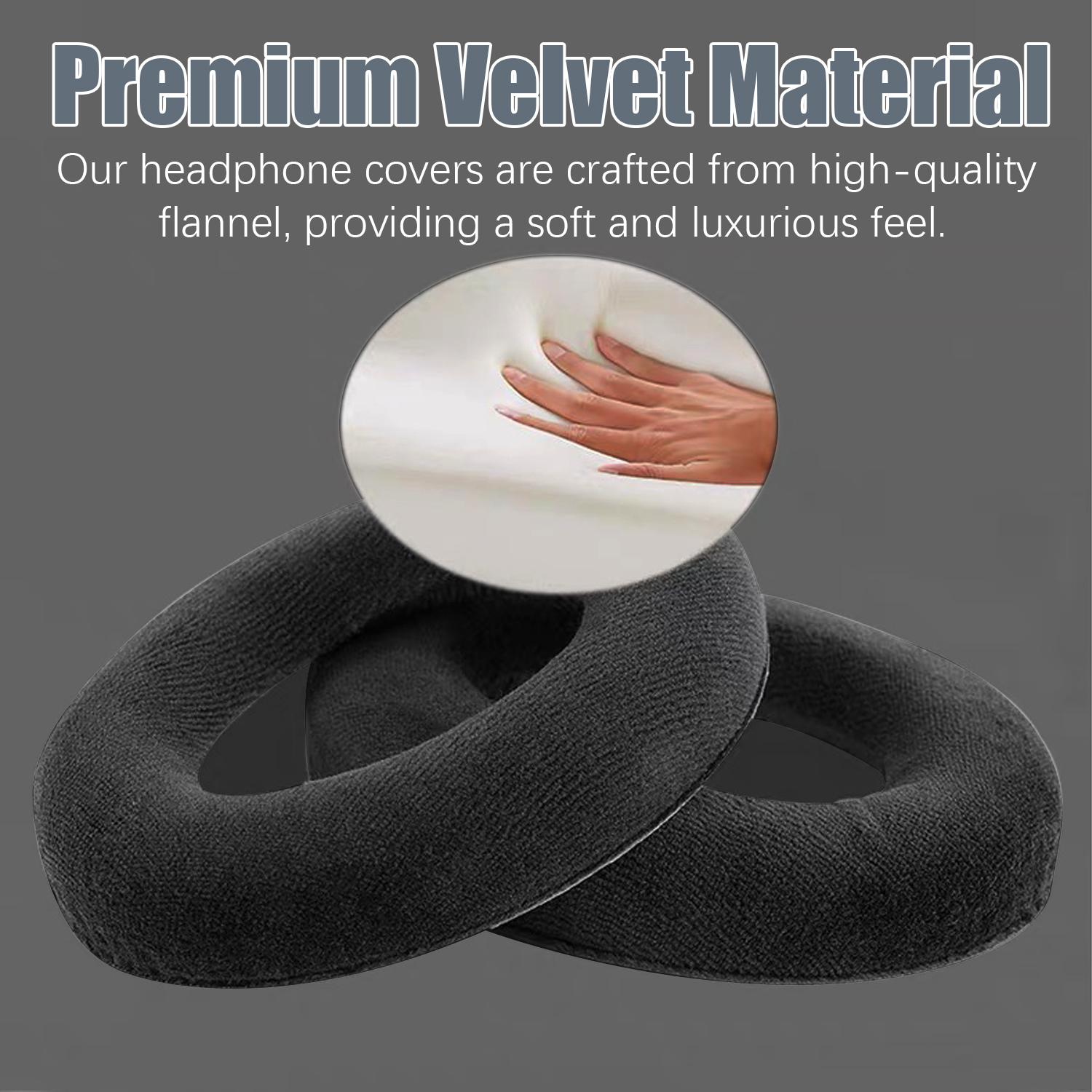 Dwie czarne nauszniki do słuchawek. Ręka dotyka pianki. Szare tło.