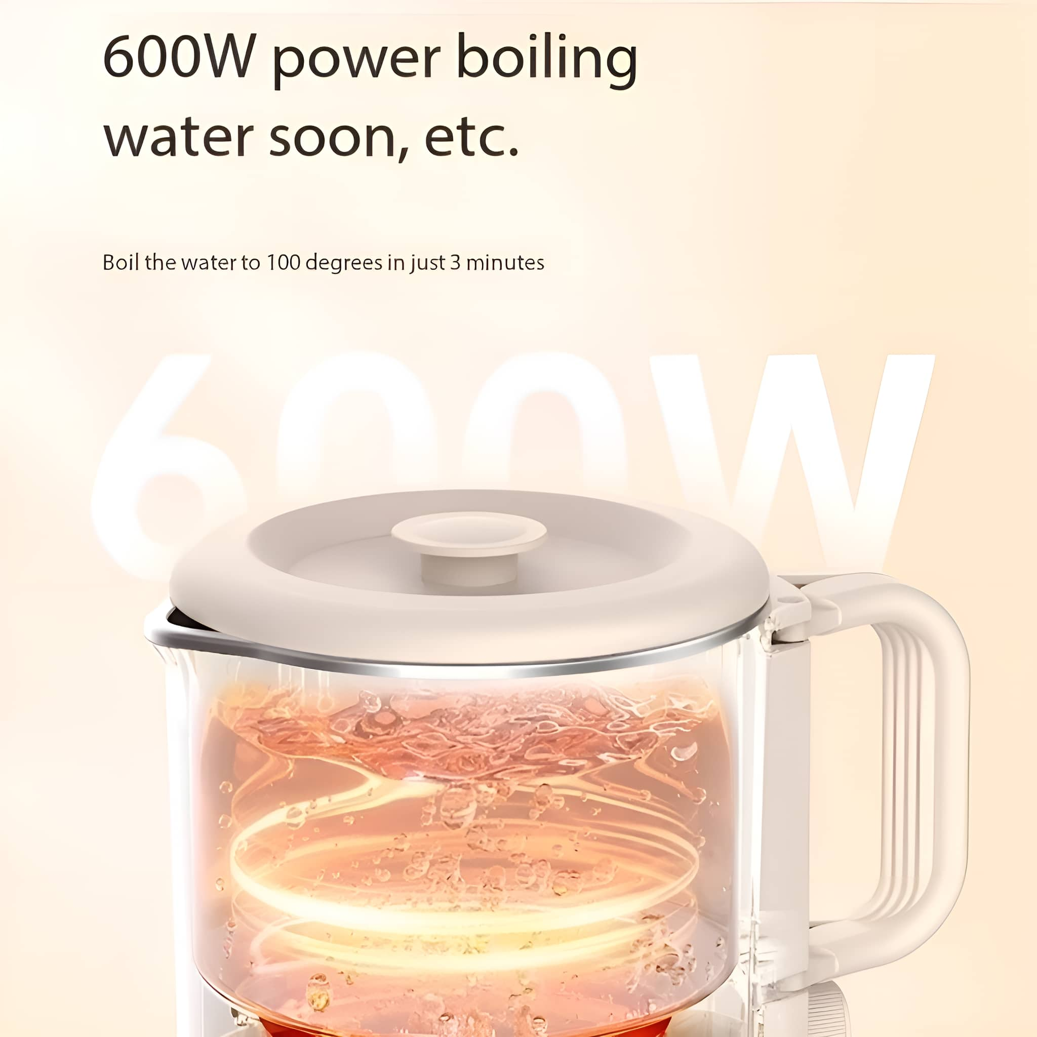 Elektrischer Wasserkocher mit Text. Wasser kocht bald. Klarer Glasbehälter mit kochendem Wasser.