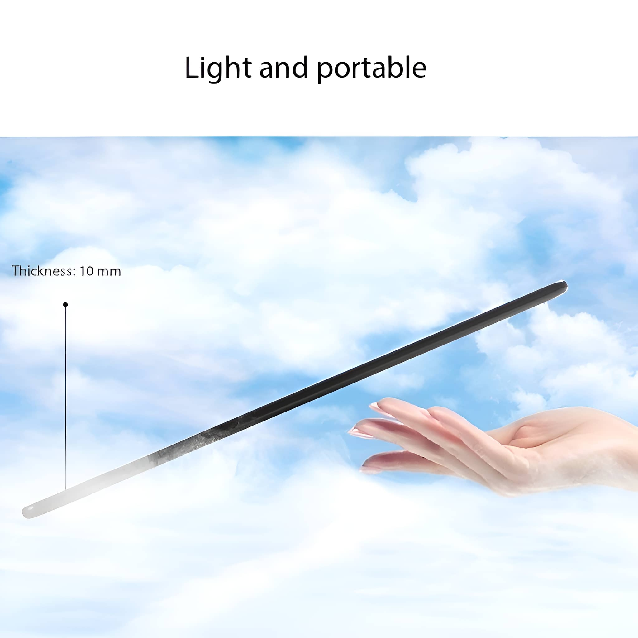 Ein dünnes, schwarzes Tablet, das von einer Hand vor einem bewölkten Himmel gehalten wird.