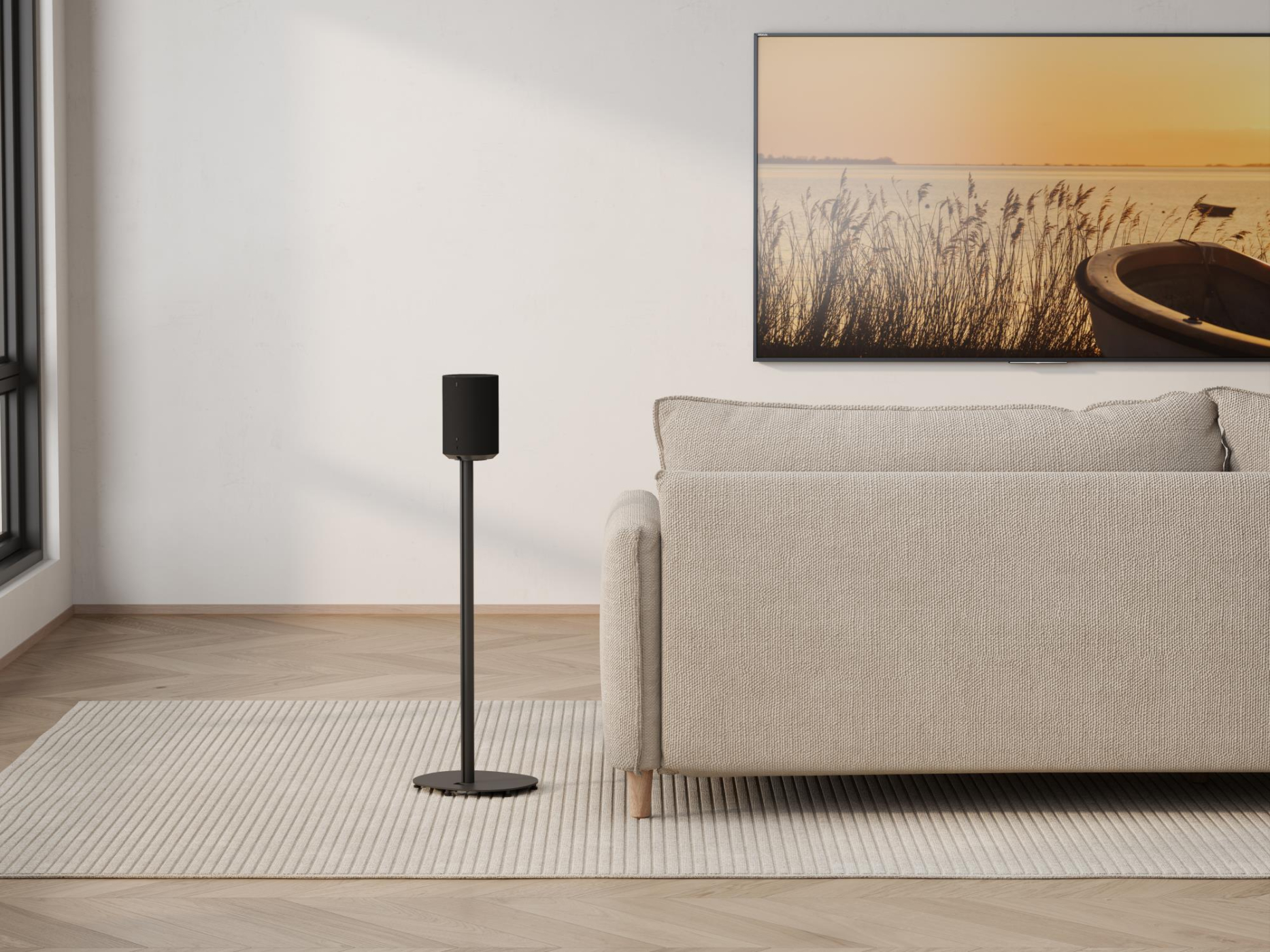 Zwarte luidspreker op een standaard in een woonkamer.