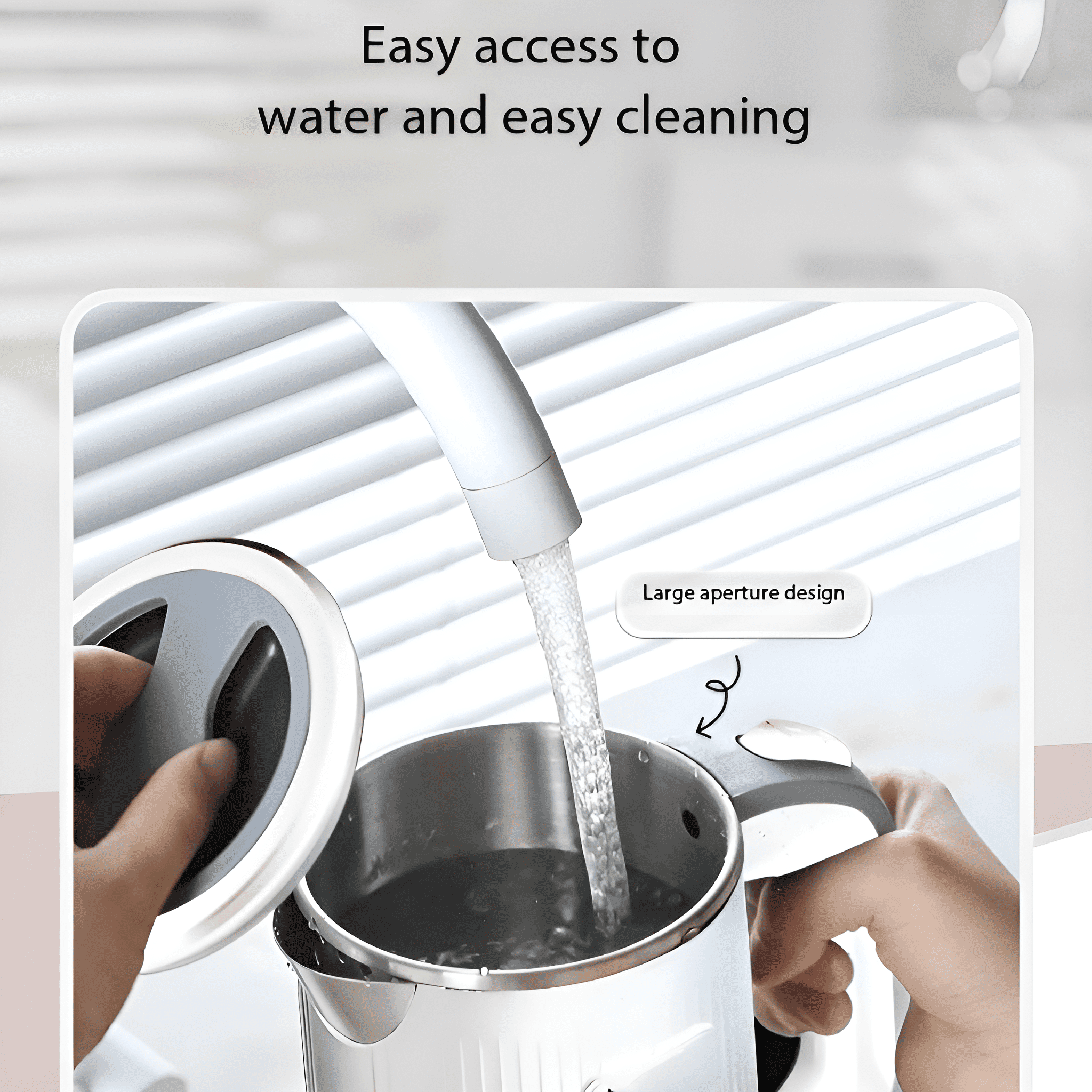 Wasser gießt in einen Wasserkocher. Eine Hand hält den Deckel offen. Text-Overlay: Einfacher Zugang zu Wasser und einfache Reinigung.