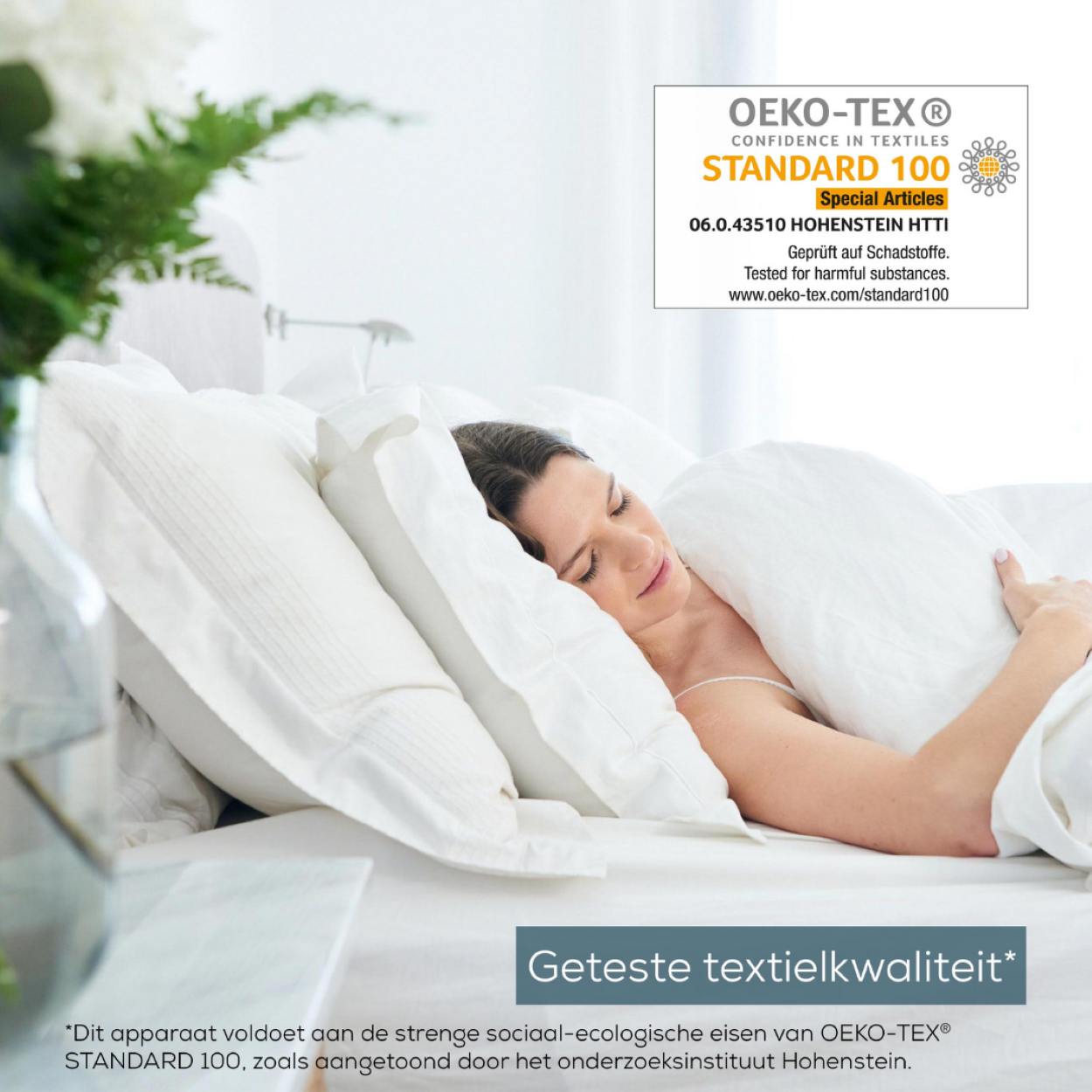 Eine Frau schläft in einem Bett. Weiße Kissen und Bettwäsche. Oeko-Tex Standard 100 Label oben rechts.