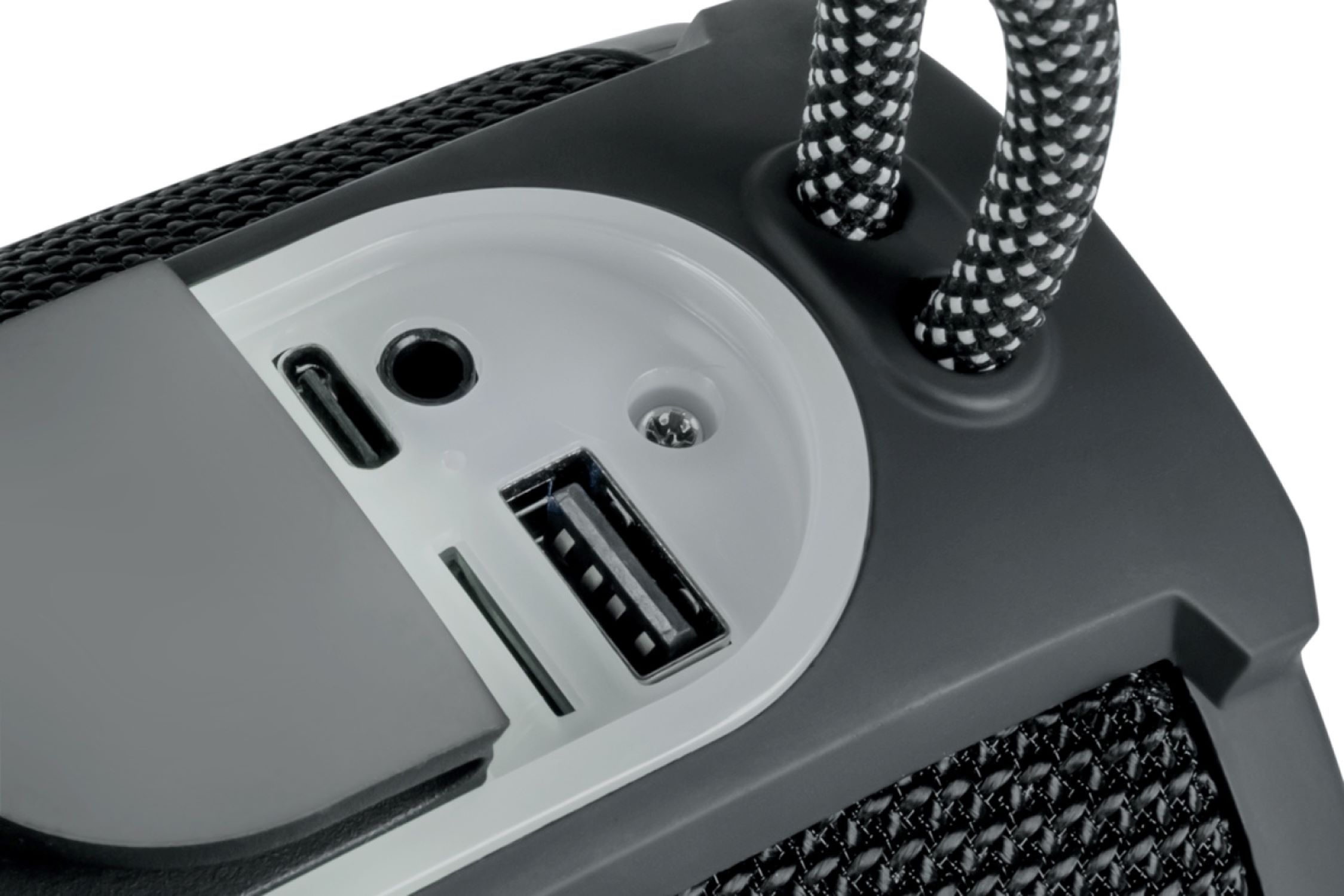 Nahaufnahme eines schwarzen und grauen Lautsprechers mit USB-, Audio- und Speicherkartenanschlüssen.