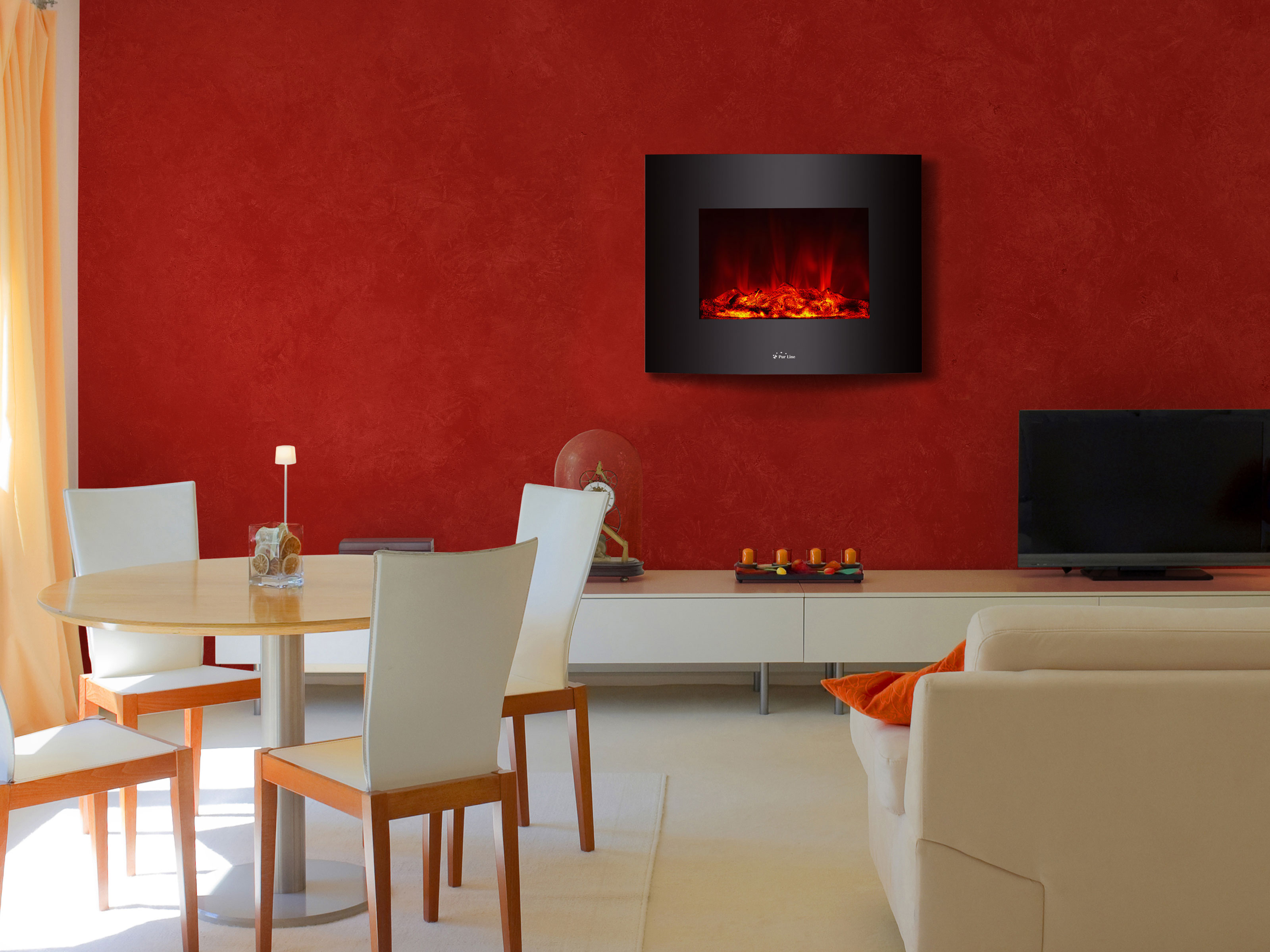 Ein Wohnzimmer mit roter Wand, Kamin, weißen Möbeln und einem Esstisch.