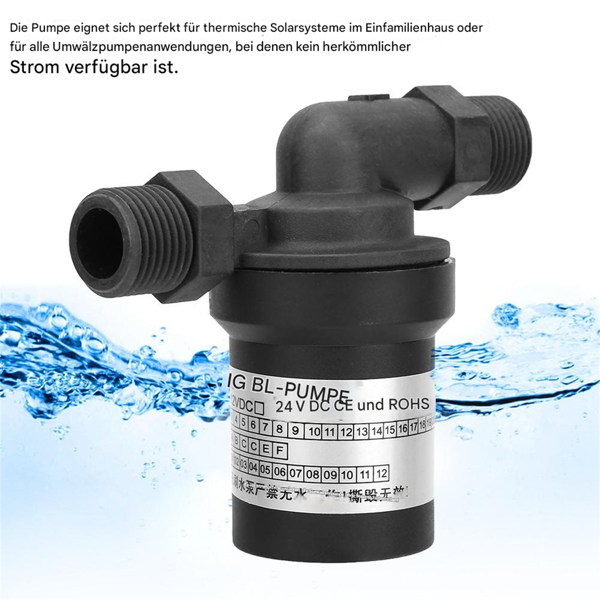 Schwarze Pumpe mit Anschlüssen und silbernem Etikett vor Wasserhintergrund.