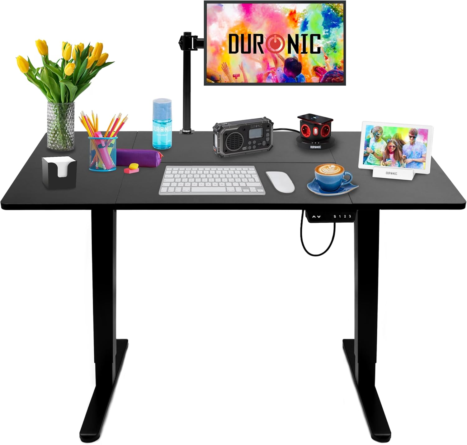 Schwarzer Stehtisch mit Monitor, Tastatur und Zubehör.