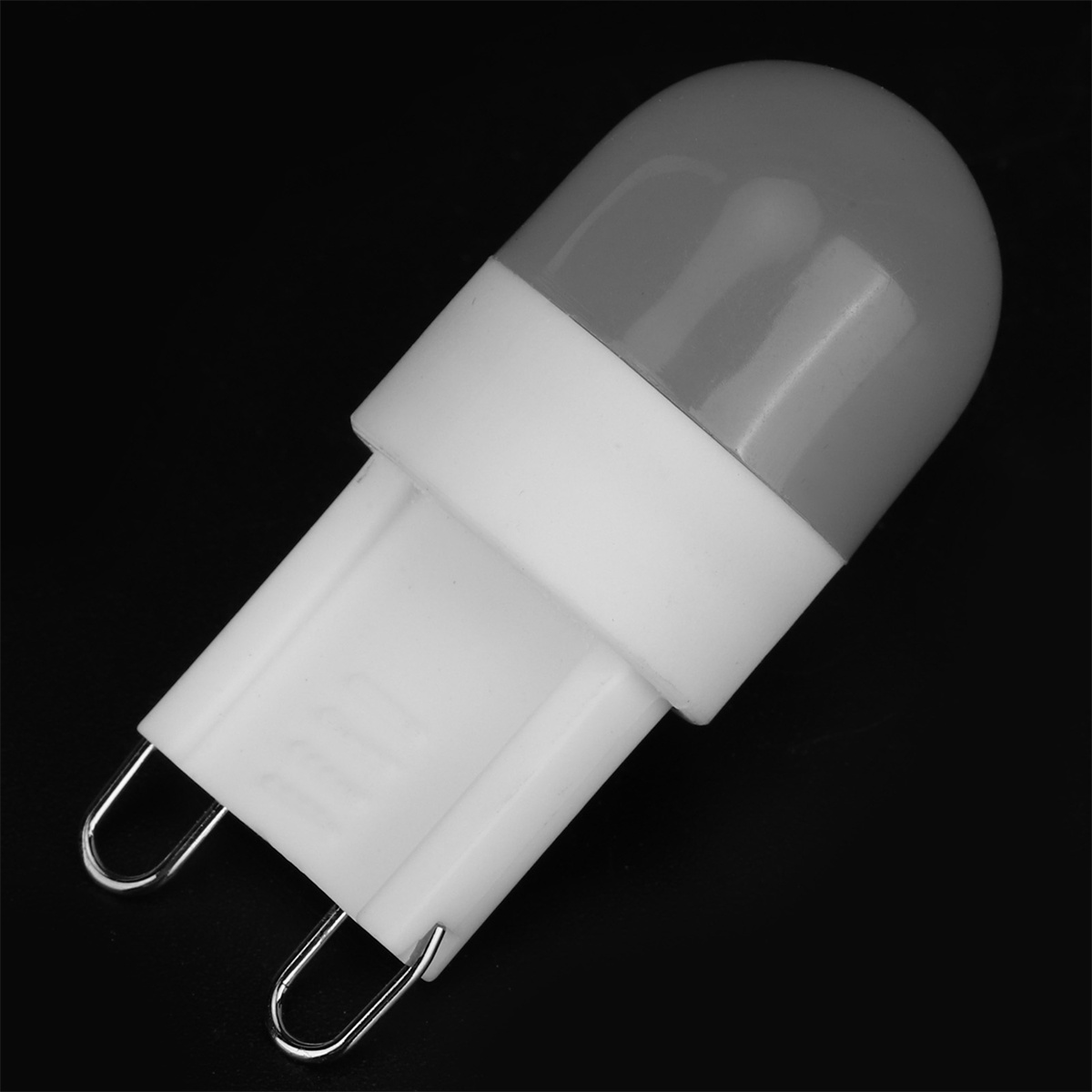 Graue und weiße LED-Glühbirne.