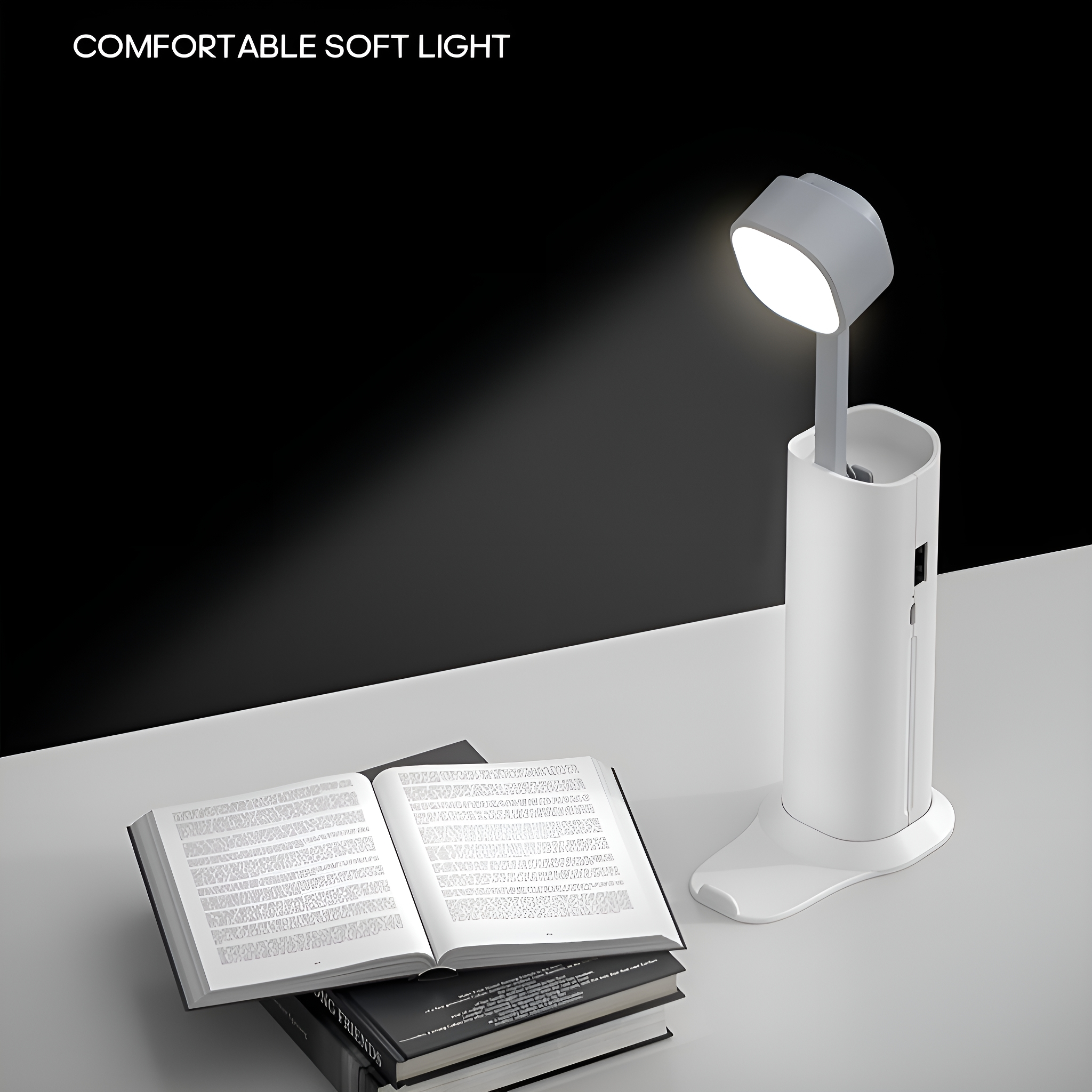 Eine moderne weiße Schreibtischlampe mit sanftem Licht, das ein offenes Buch beleuchtet.
