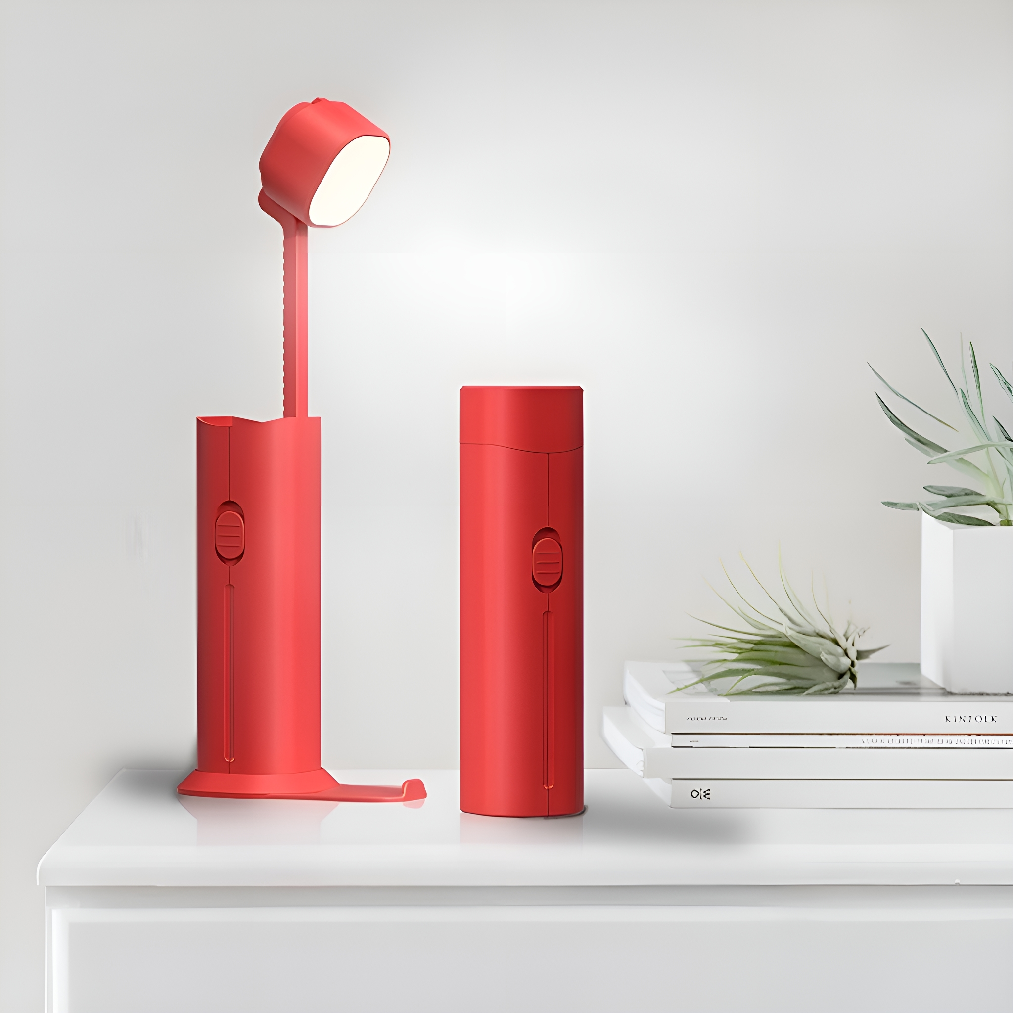 Zwei rote Schreibtischlampen. Eine ist an, die andere aus. Beide stehen auf einer weißen Oberfläche.