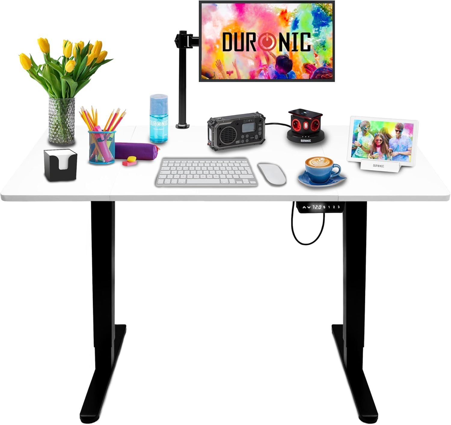 Weißer Schreibtisch mit Monitor, Tastatur und Zubehör. Gelbe Tulpen in einer Vase. Hintergrund ist weiß.
