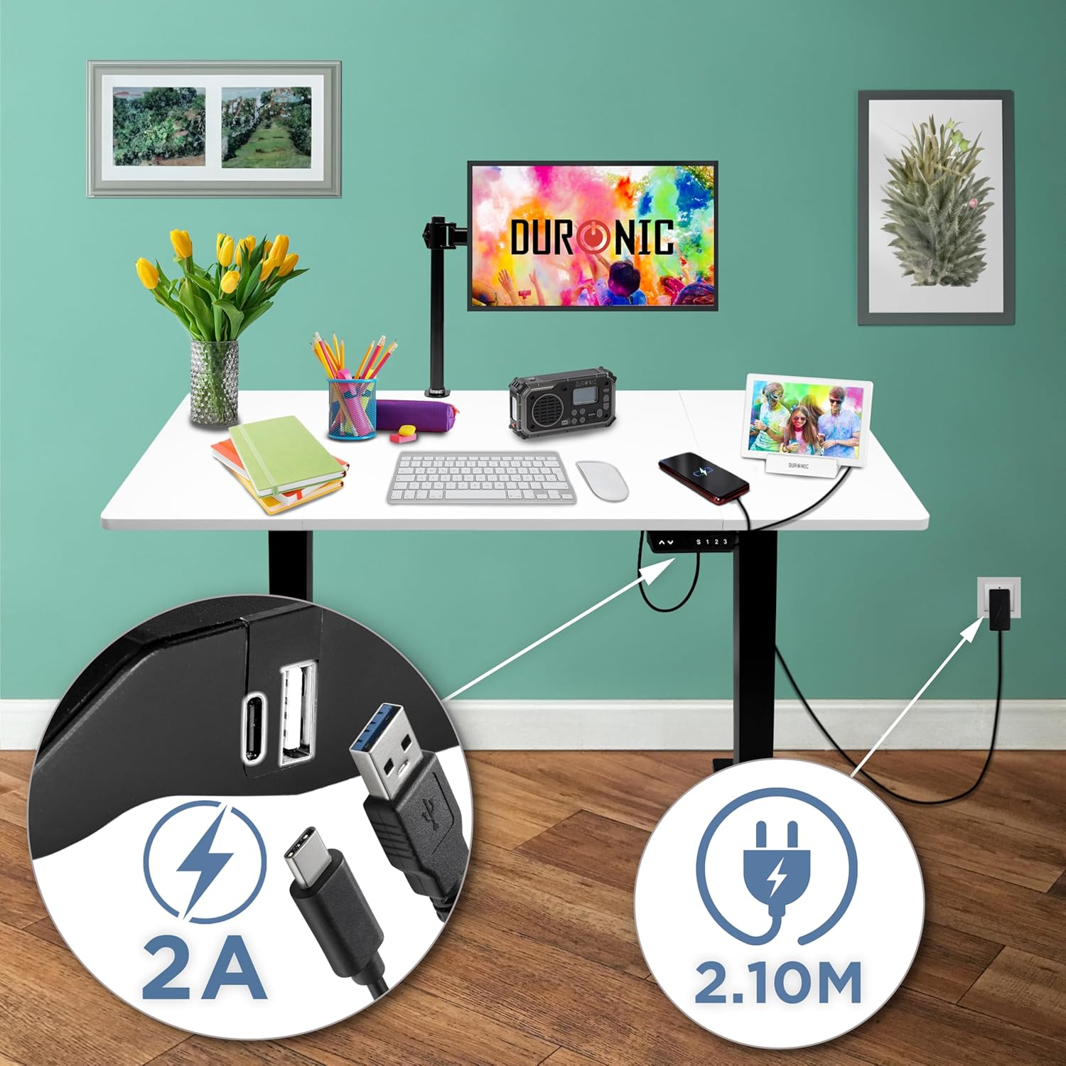 Weißer Schreibtisch mit Monitor, Tablet und Zubehör. Nahaufnahme zeigt USB- und Stromanschlüsse.