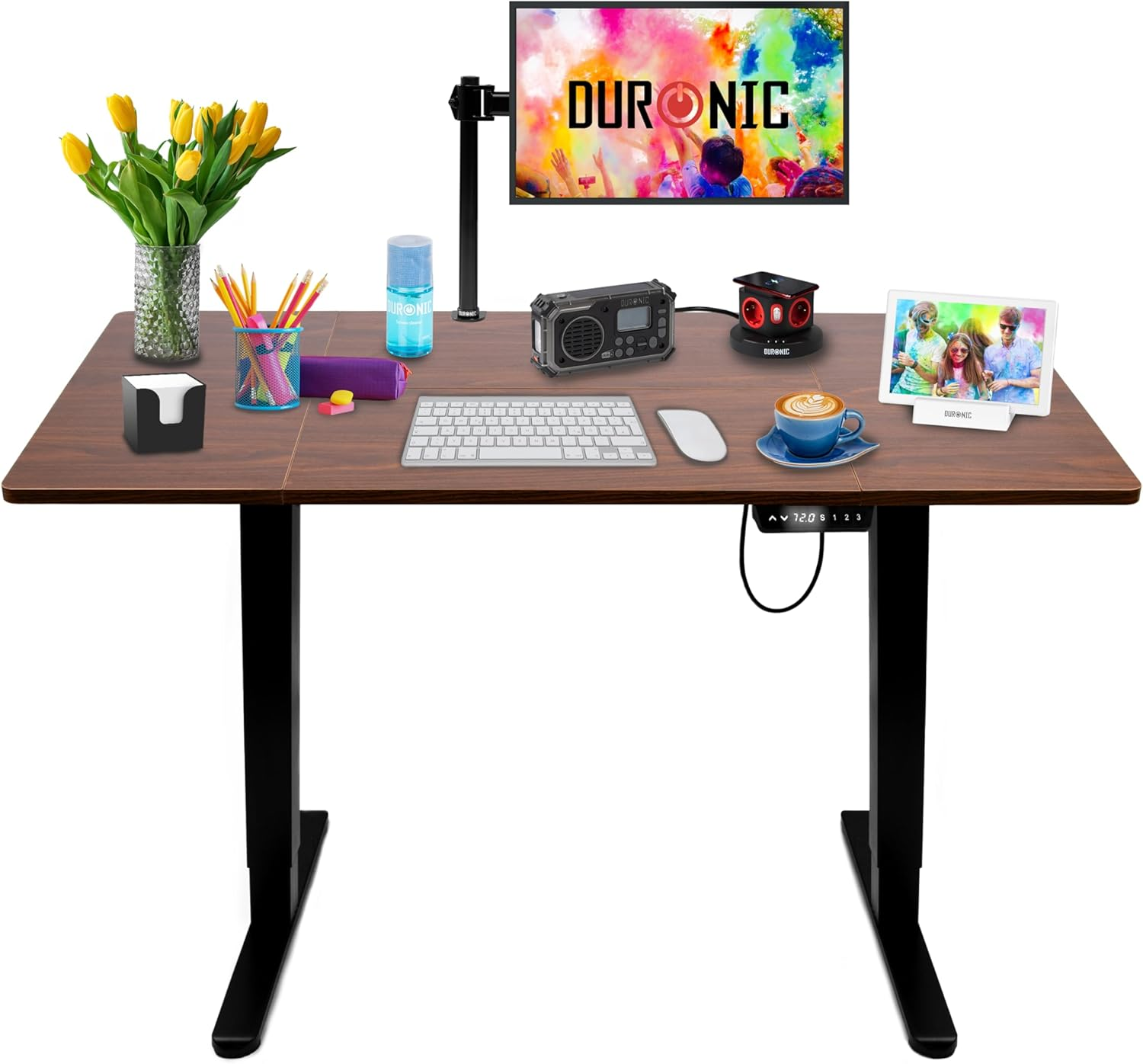 Ein brauner Schreibtisch mit verschiedenen Gegenständen: Monitor, Tastatur, Maus, Bleistifte, Blumen, Radio und Tasse.
