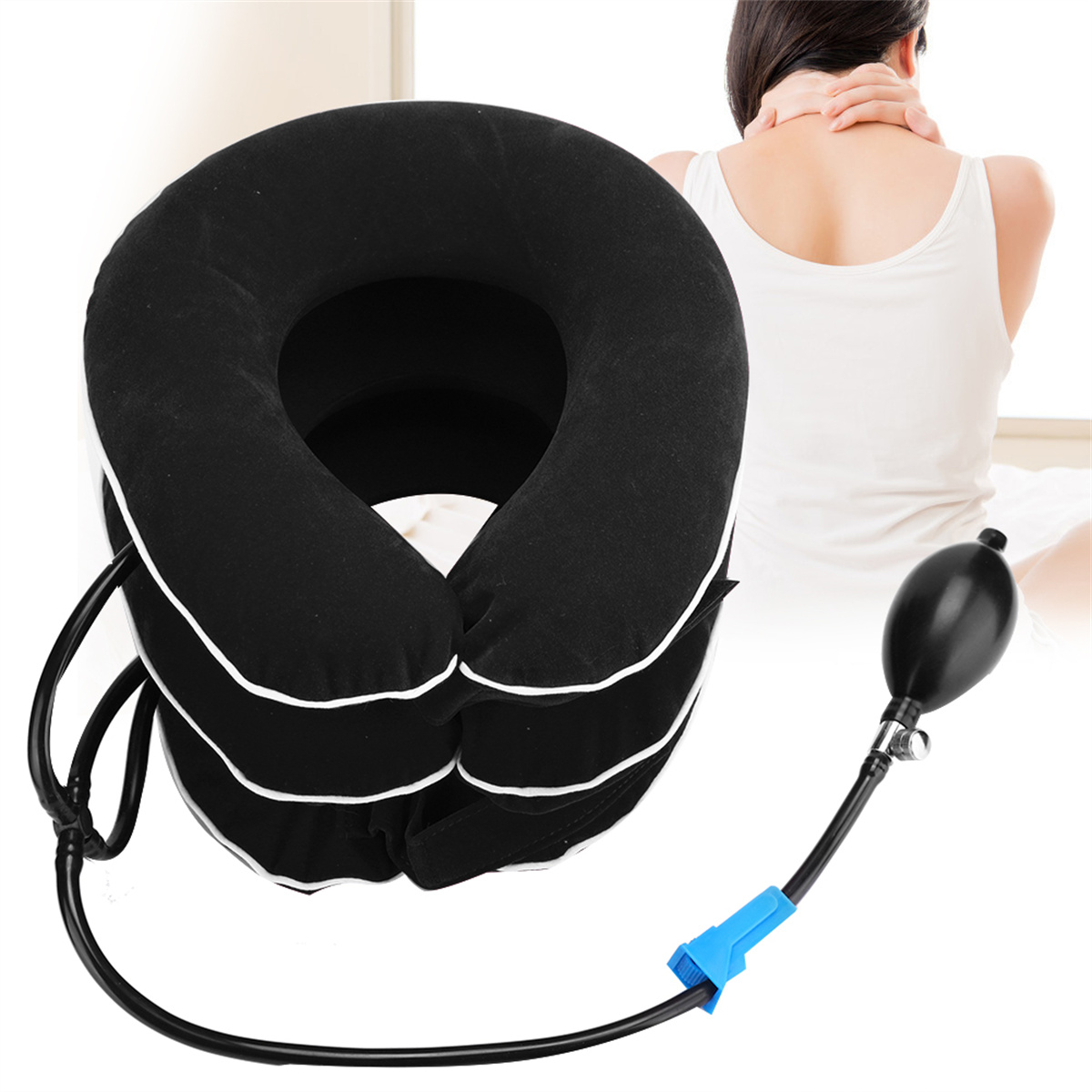 Nackentraktionsgerät mit Pumpe und eine Frau, die ihren Nacken berührt. Das Gerät ist schwarz-weiß.