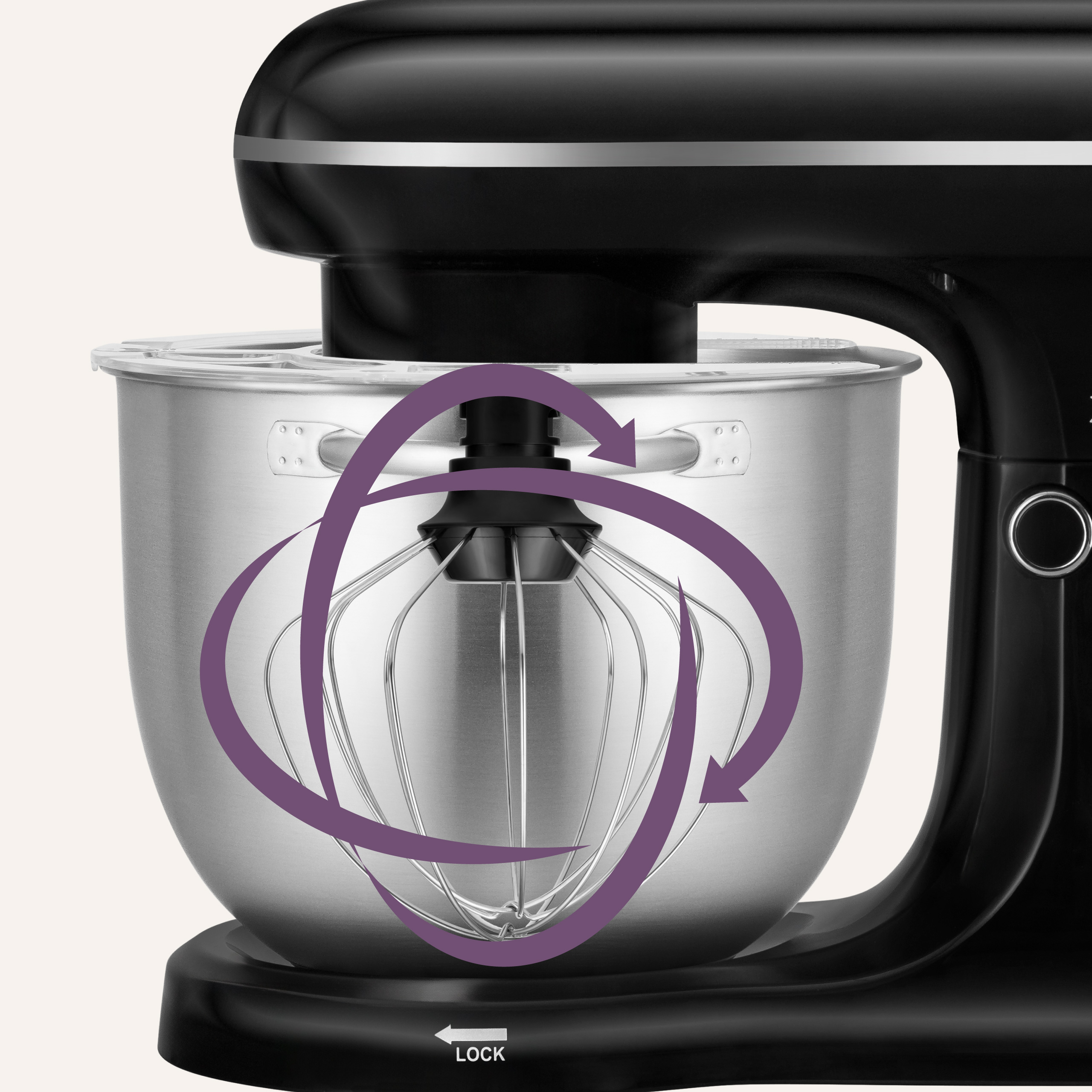 Zbliżenie czarnego miksera kuchennego z trzepaczkami obracającymi się w kółko.