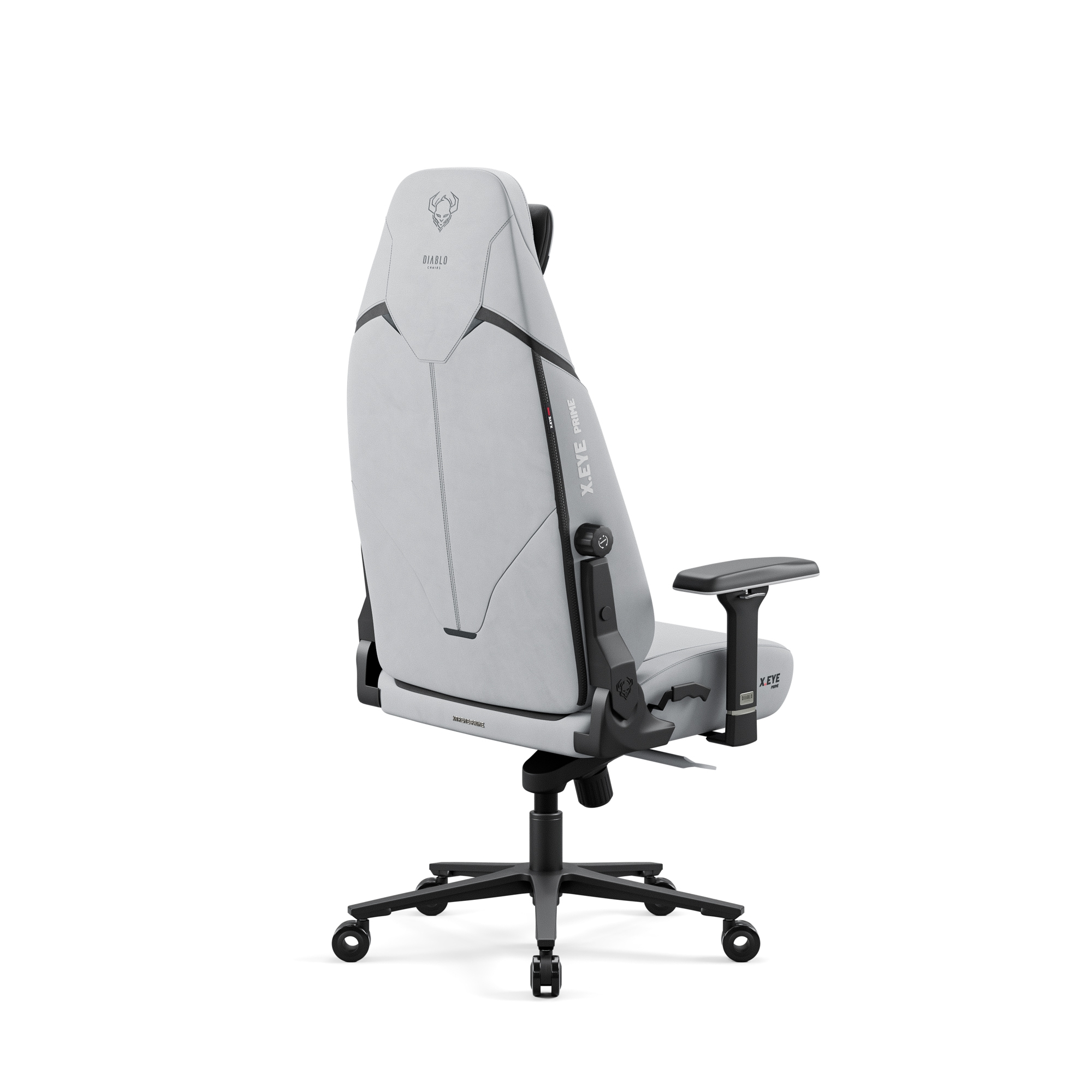 Szary fotel gamingowy z oparciem skierowanym w stronę kamery. Z tyłu znajduje się logo i tekst.