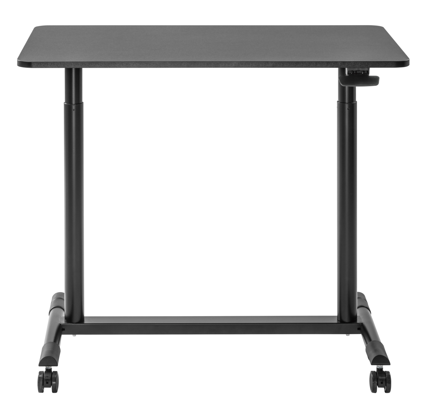 Zwart zit-sta bureau met wielen. Het heeft een rechthoekig blad en in hoogte verstelbare kolommen.