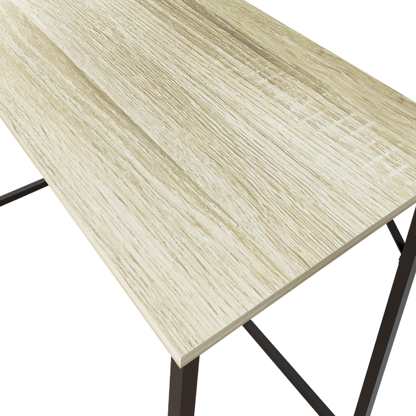 Schreibtisch aus Holz, hellbraune Farbe. Schwarze Metallrahmenbeine. Einfaches, sauberes Design.