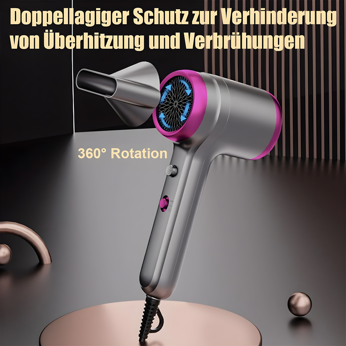 Ein silberner und rosafarbener Haartrockner mit Text zur Überhitzungsprävention auf goldener Oberfläche.