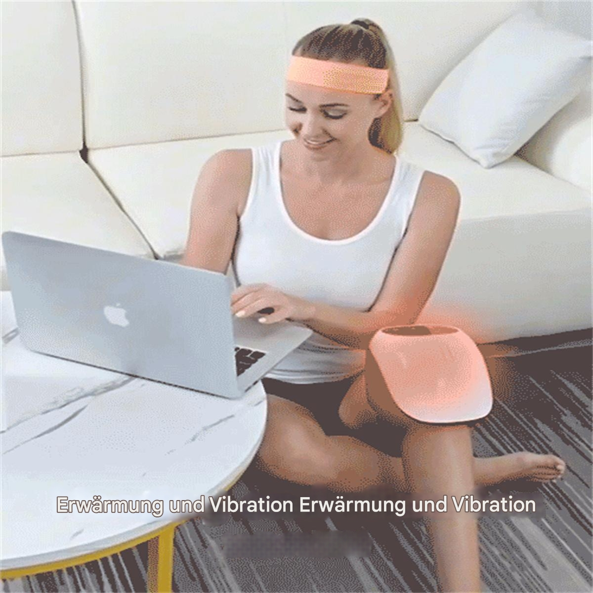 Eine Frau benutzt einen Laptop, trägt ein Stirnband und hat ein Massagegerät in der Nähe.