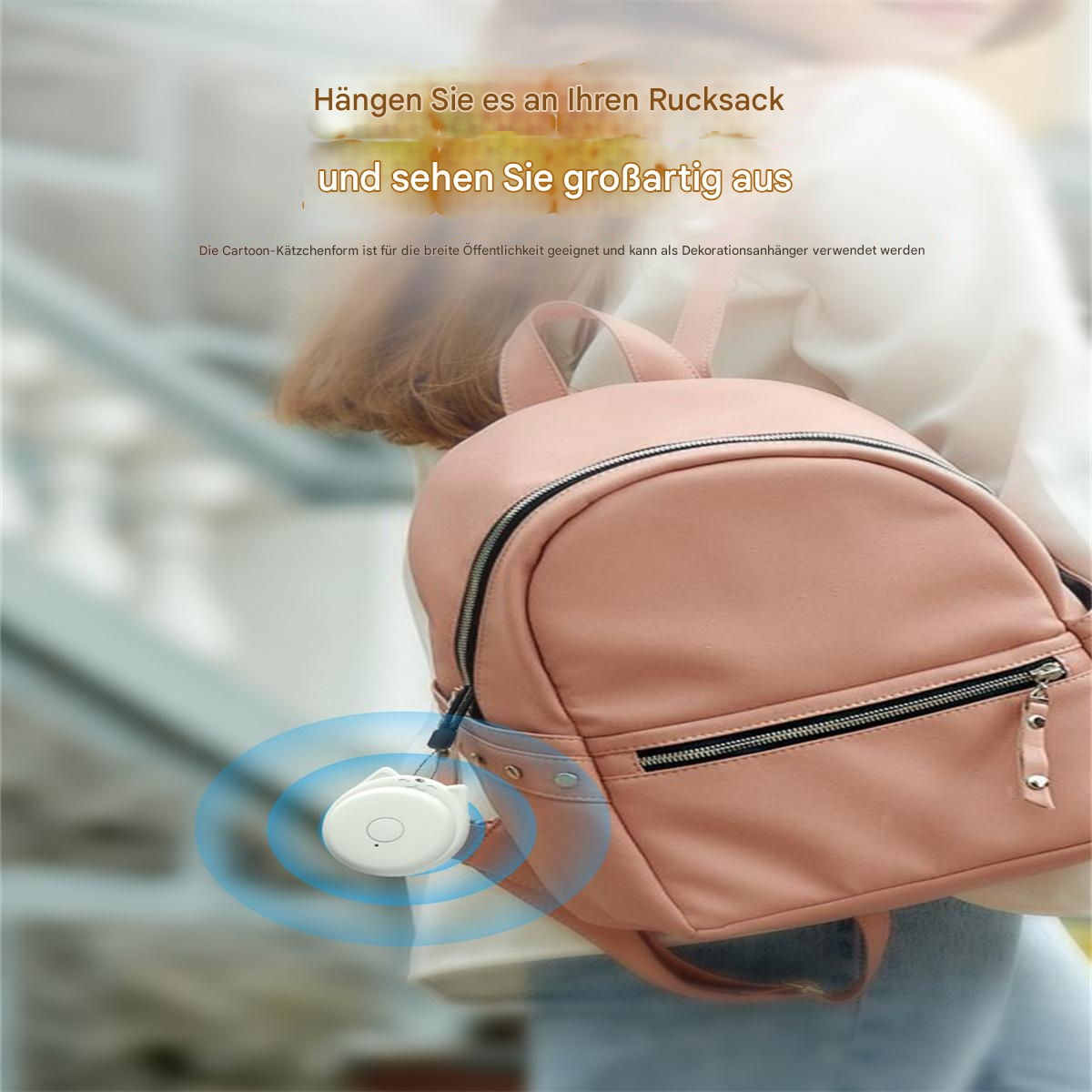 Der Rücken einer Person mit einem rosa Rucksack und einem weißen katzenförmigen Gerät. Das Gerät ist befestigt.