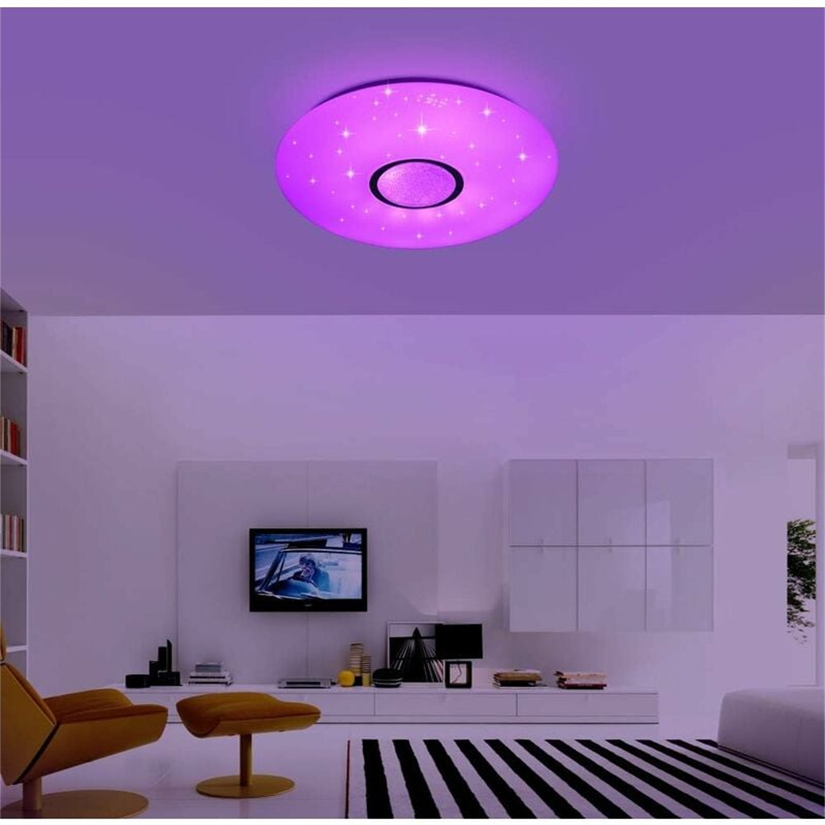 Runde Deckenleuchte mit Sternen und Lautsprecher, mit Wohnzimmer im Hintergrund.