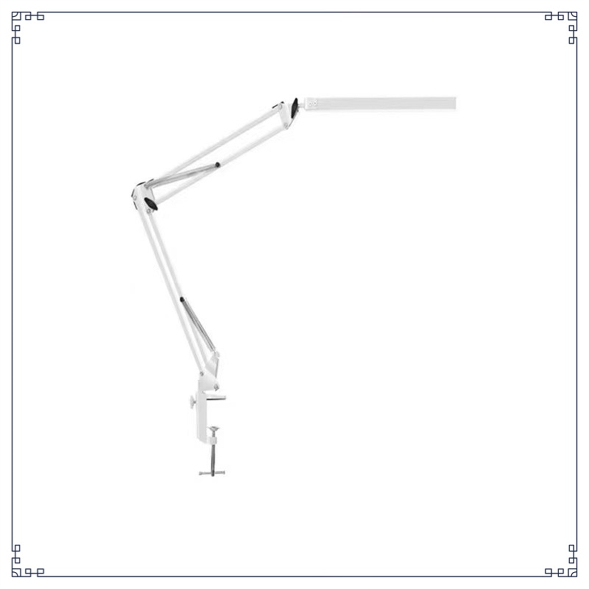 Eine weiße, verstellbare Schreibtischlampe mit Klemmfuß. Sie hat einen langen, gelenkigen Arm und ein rechteckiges Lichtpaneel.