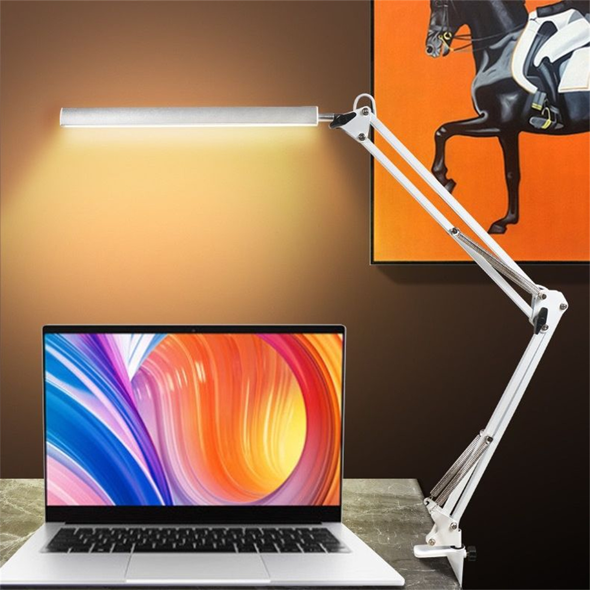 Weiße Schreibtischlampe beleuchtet Laptop. Bild eines Pferdes an der Wand.