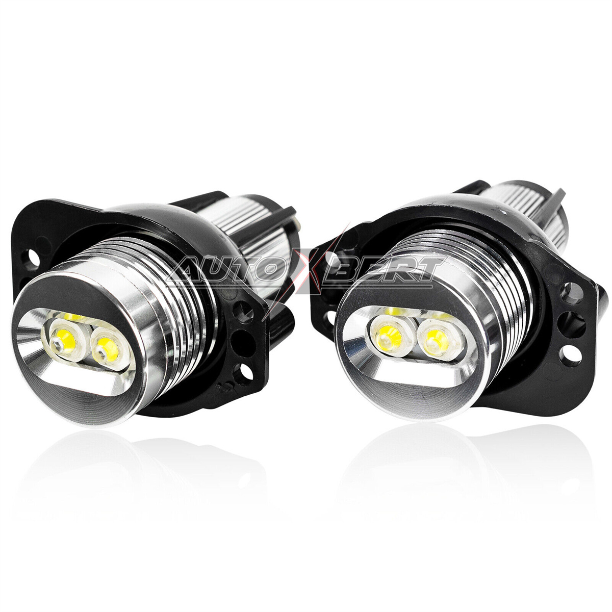 Zwei silberne und schwarze LED-Leuchten. Sie haben jeweils zwei helle Lichter.