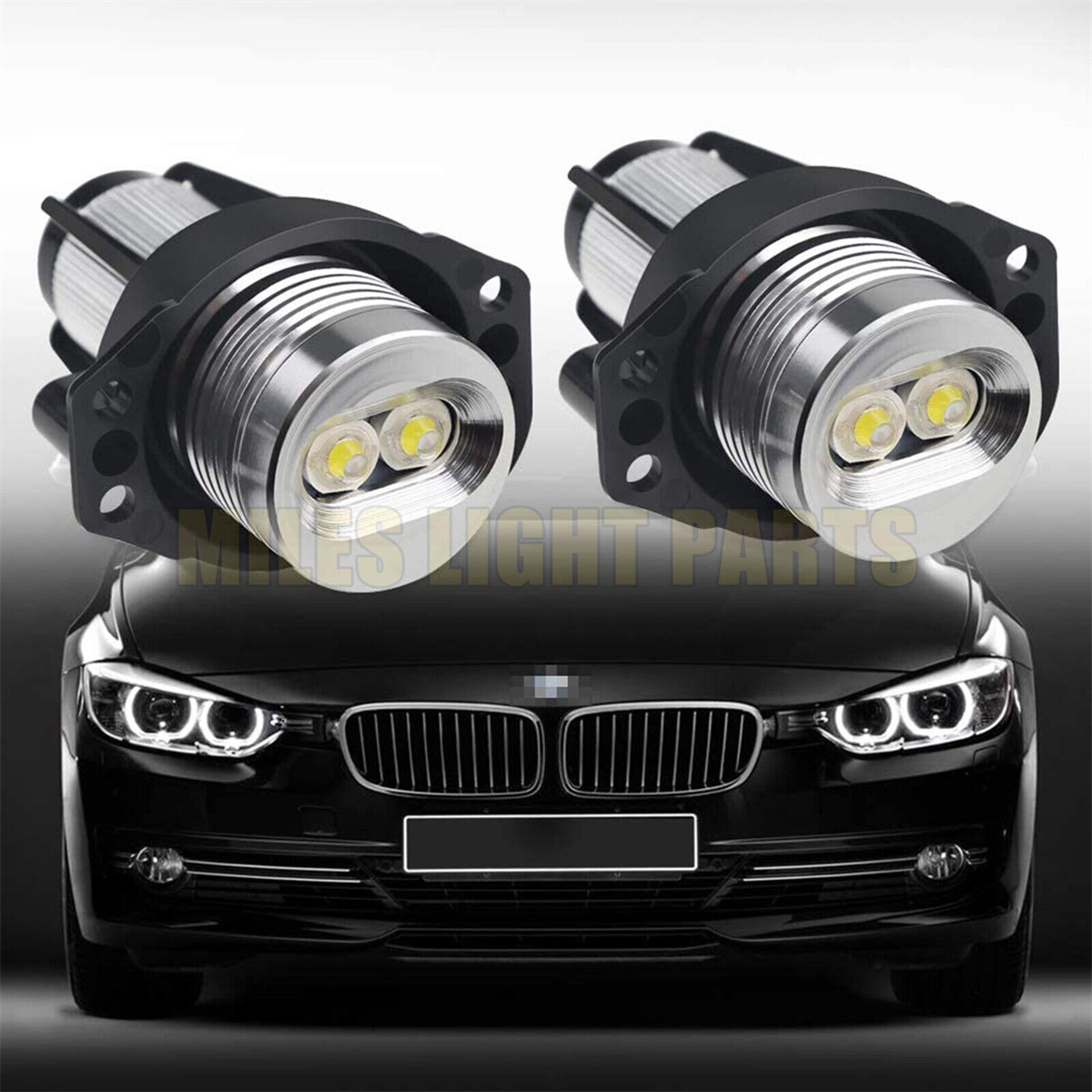 Zwei LED-Autoscheinwerfer. Schwarzes Gehäuse, silberner Kern und gelbes Licht.