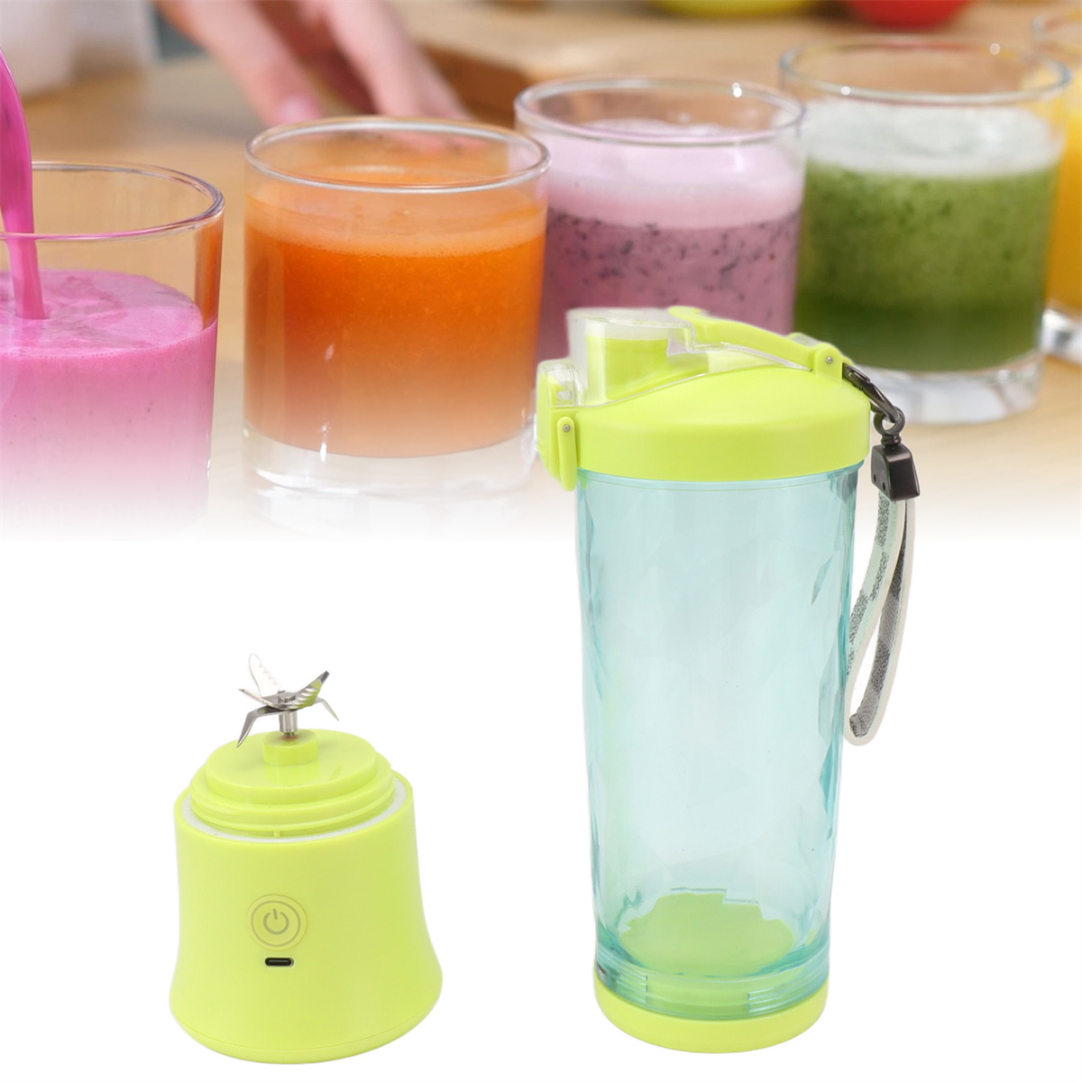 Mixer mit Smoothies und einem tragbaren Mixer.