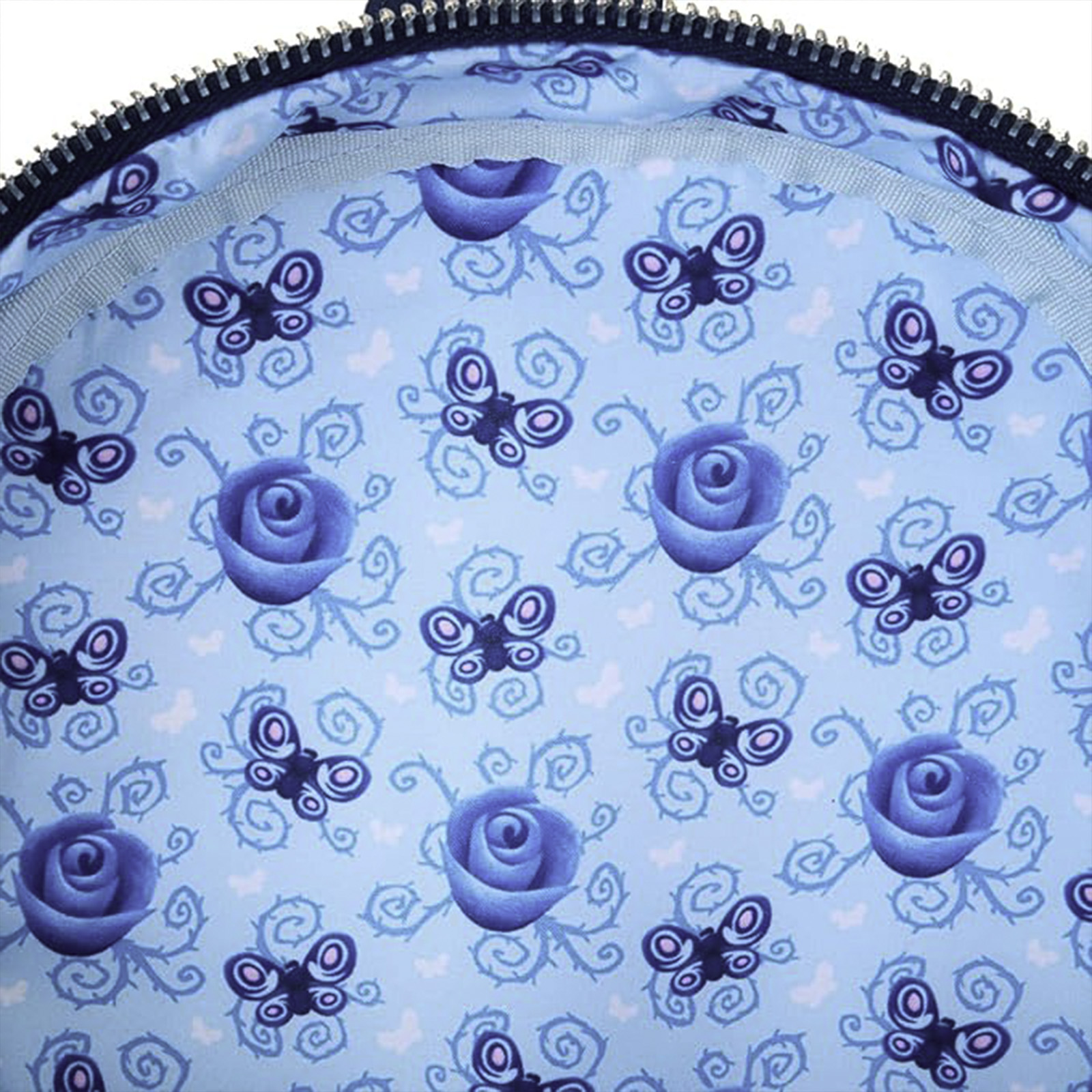 Interior de mochila azul claro, con un patrón de rosas y mariposas.
