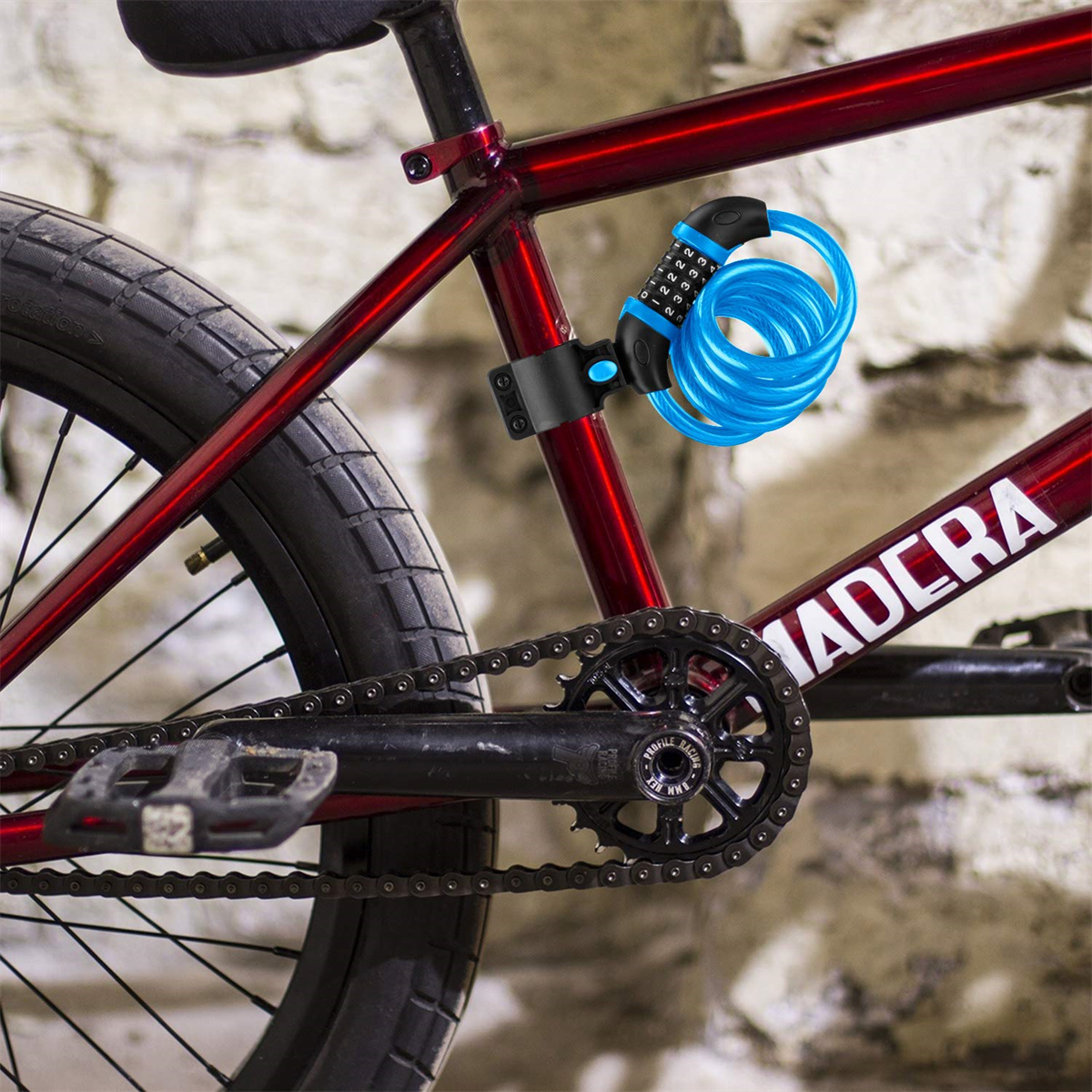 Ein rotes Fahrrad hat ein blaues Zahlenschloss am Rahmen, das das Fahrrad vor Diebstahl schützt.