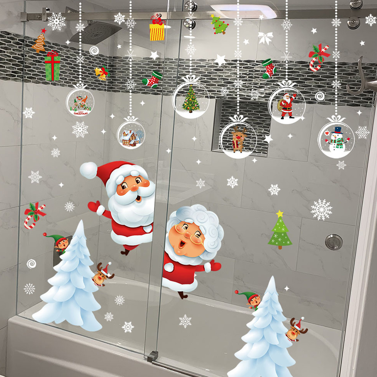 Weihnachtsdekorationen in einer Dusche, darunter Weihnachtsmänner, Schneemänner und Weihnachtsbäume.