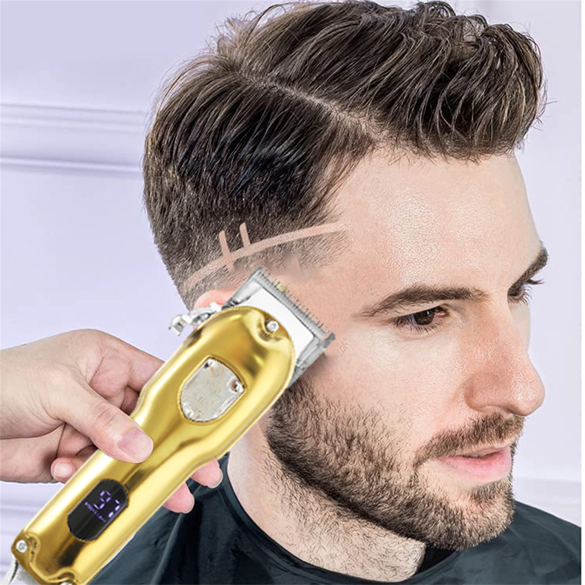 Eine Person benutzt einen goldenen Haarschneider auf dem Kopf eines Mannes mit Bart und stilvollem Haarschnitt.