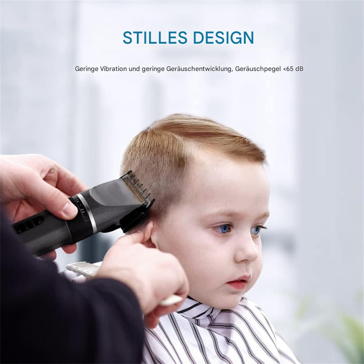 Eine Person schneidet einem Kind die Haare mit einer schwarzen Haarschneidemaschine.