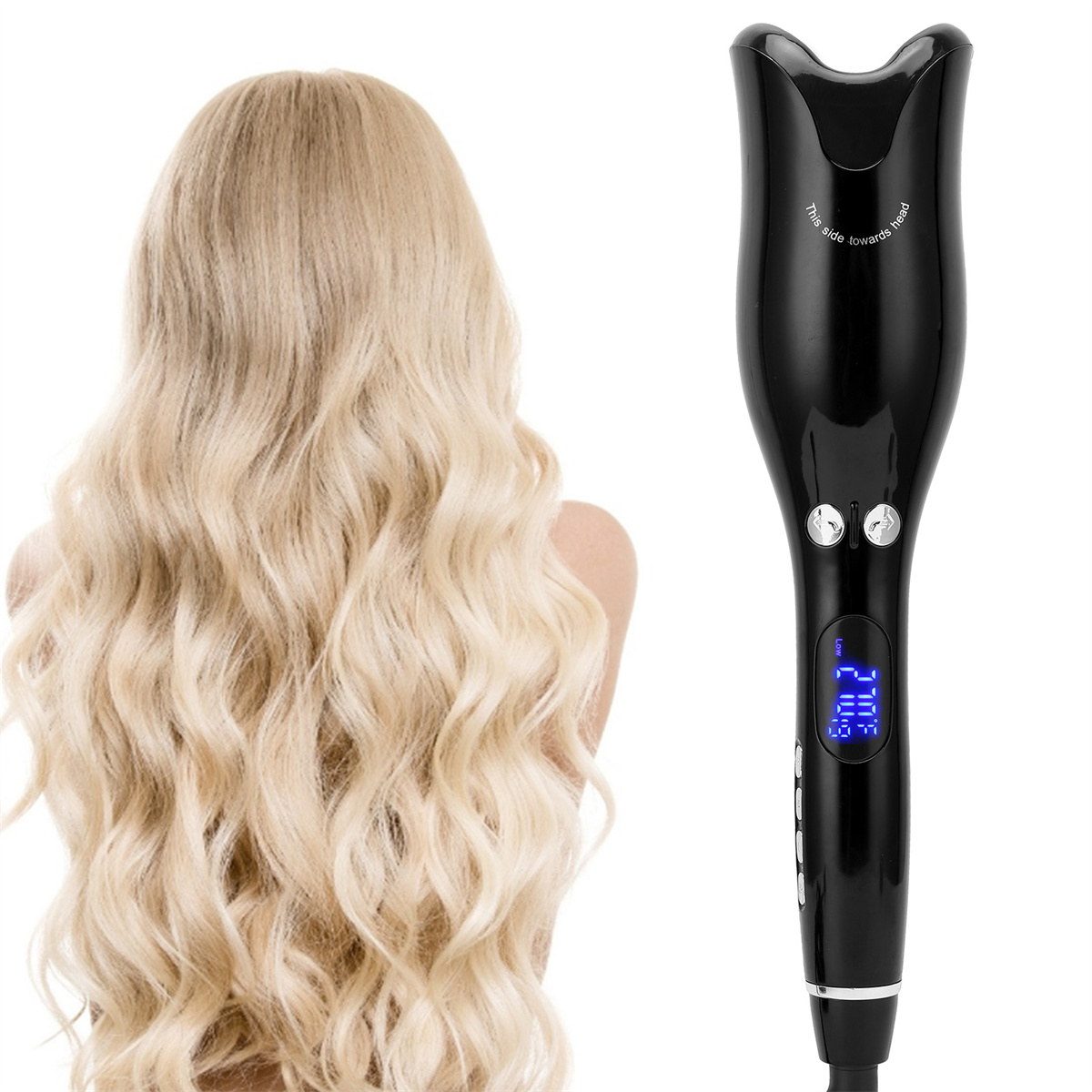 Blondes Frauenhaar mit einem Lockenstab, das Gerät hat eine Digitalanzeige.