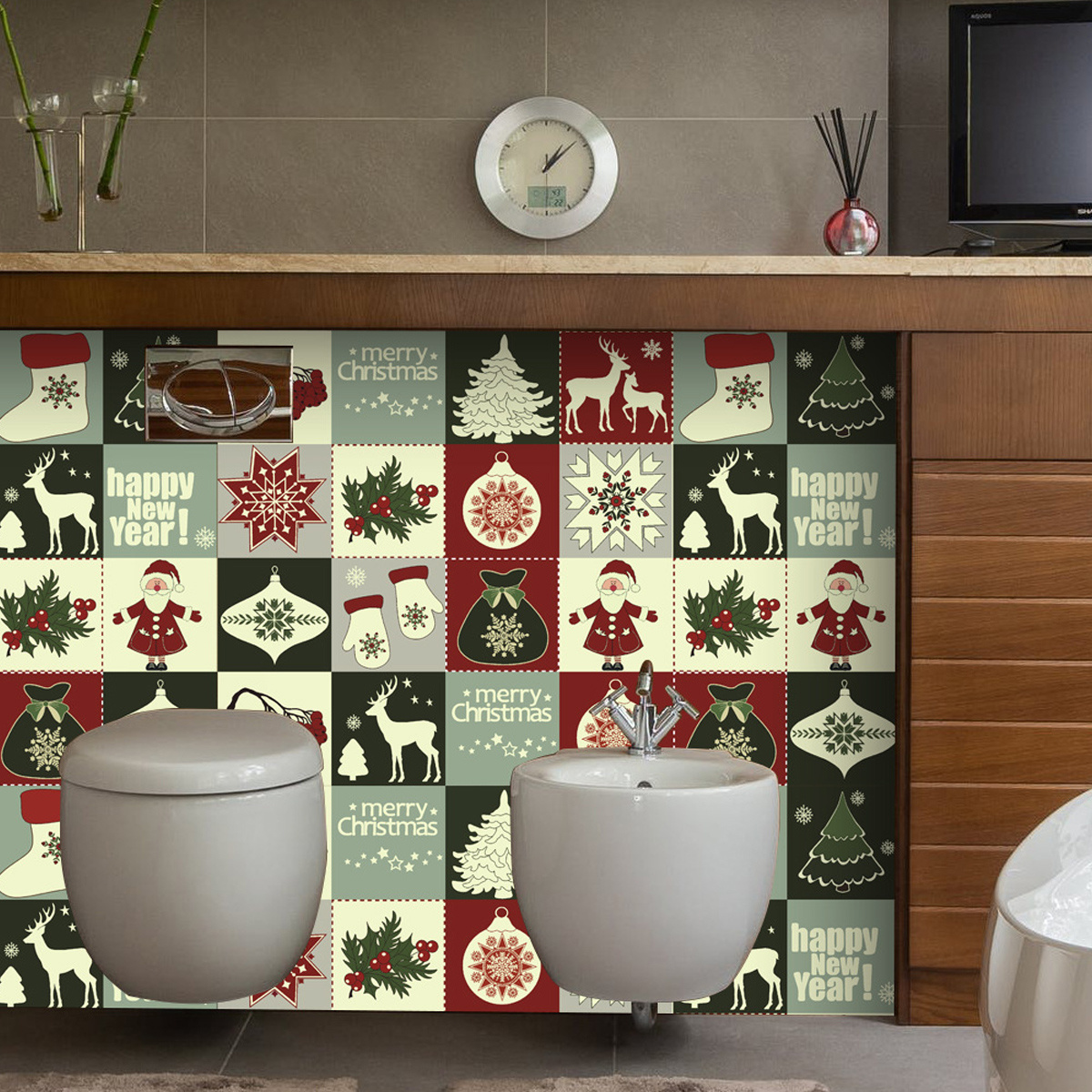 Weihnachtliches Badezimmer. Fliesen-Spritzschutz mit Feiertagsmotiven, zwei Toiletten und eine Uhr. Rote, grüne und weiße Farben.