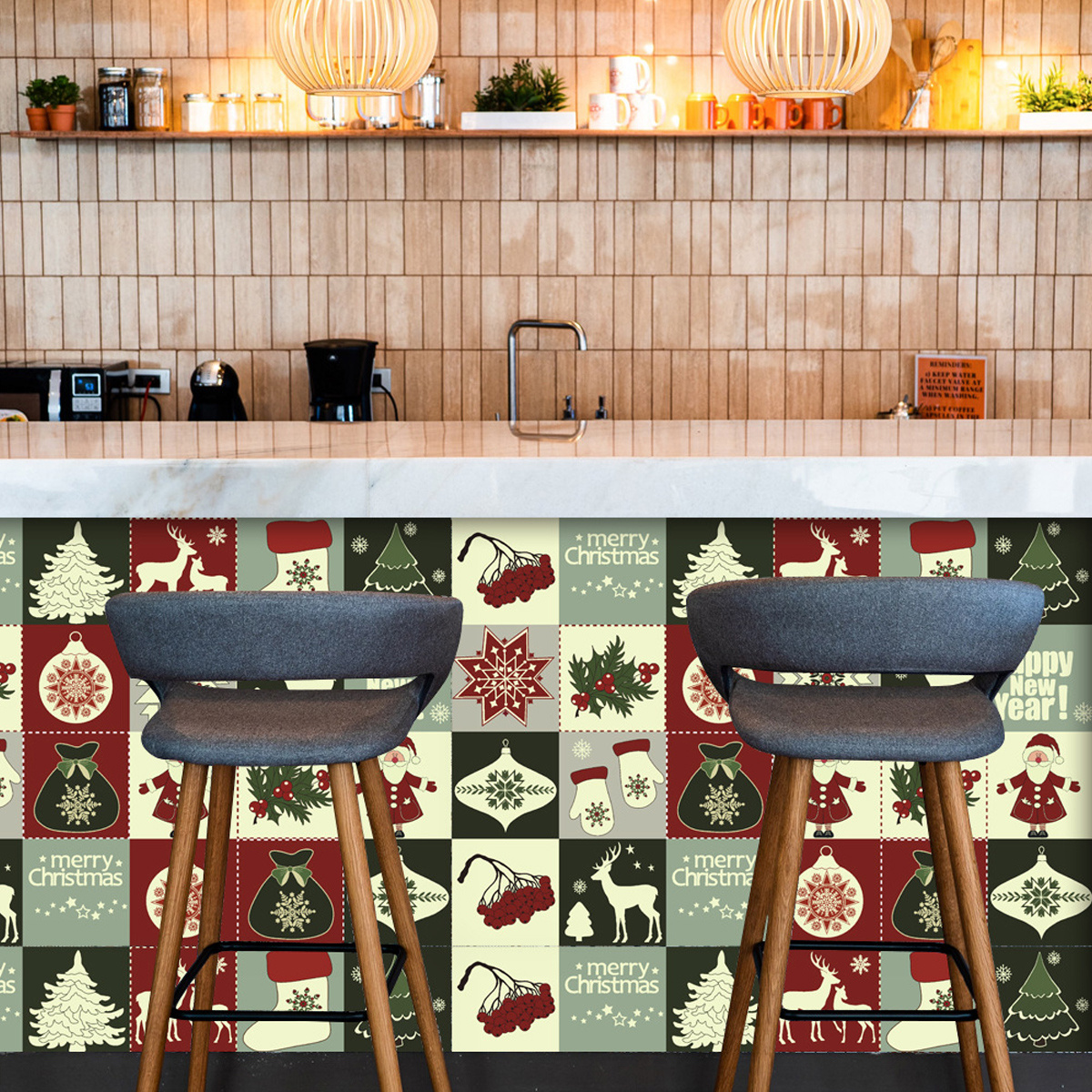 Eine Bar mit Weihnachtsmotiven und zwei grauen Stühlen. Die Bar hat festliche Muster.