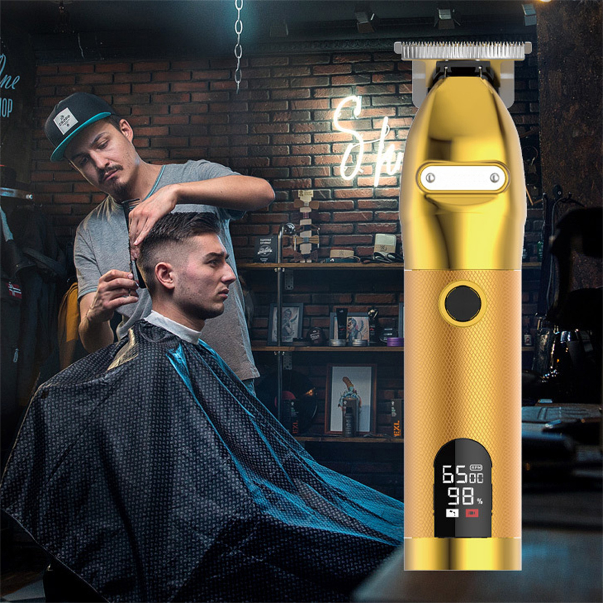 Ein Friseur schneidet einem Mann mit einem Haarschneider die Haare. Ein goldener Haarschneider ist im Vordergrund.