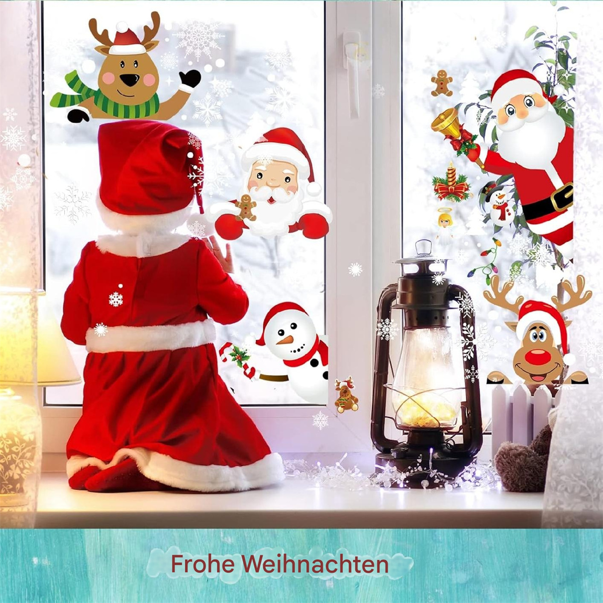 Fensteransicht mit Weihnachtsdekorationen: Weihnachtsmann, Schneemann, Rentier und Kind in rotem Anzug.