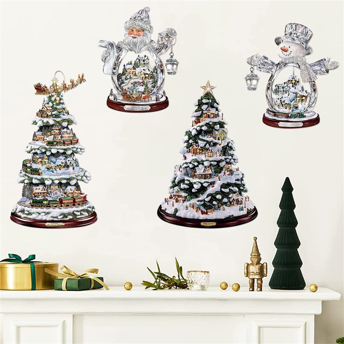 Weihnachtsschmuck: Schneekugeln und Weihnachtsbäume auf einem Kaminsims.