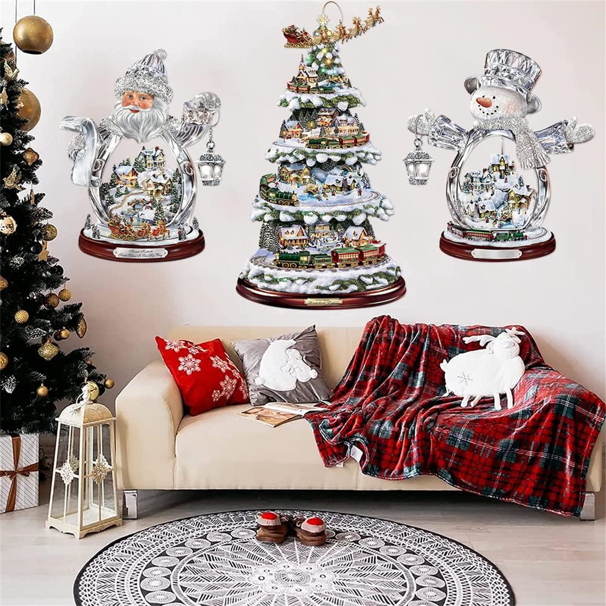Weihnachtsdekorationen, Schneekugeln, Sofa mit Decke und Kissen, und ein Teppich.