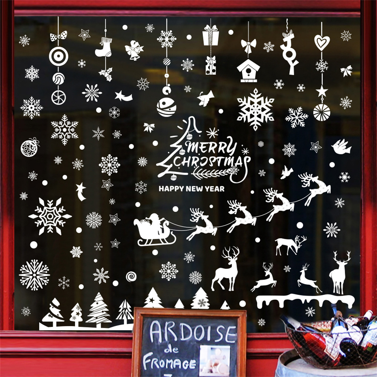 Weihnachtsfensterdekoration mit Schneeflocken, Weihnachtsmann, Rentieren und „Frohe Weihnachten“.