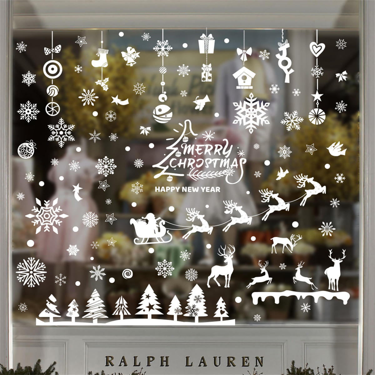 Weihnachtsdekorationen auf einem Glasfenster mit dem Text 'Merry Christmas'.