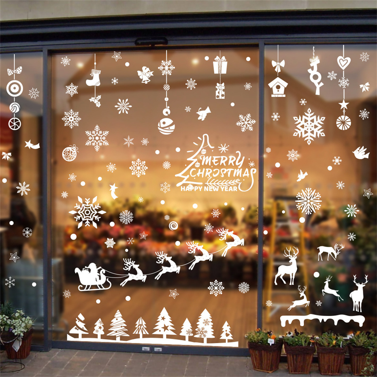 Weihnachtsfensterdekoration. Weiße Schneeflocken, Weihnachtsmann auf einem Schlitten und Rentiere sind auf der Glastür.