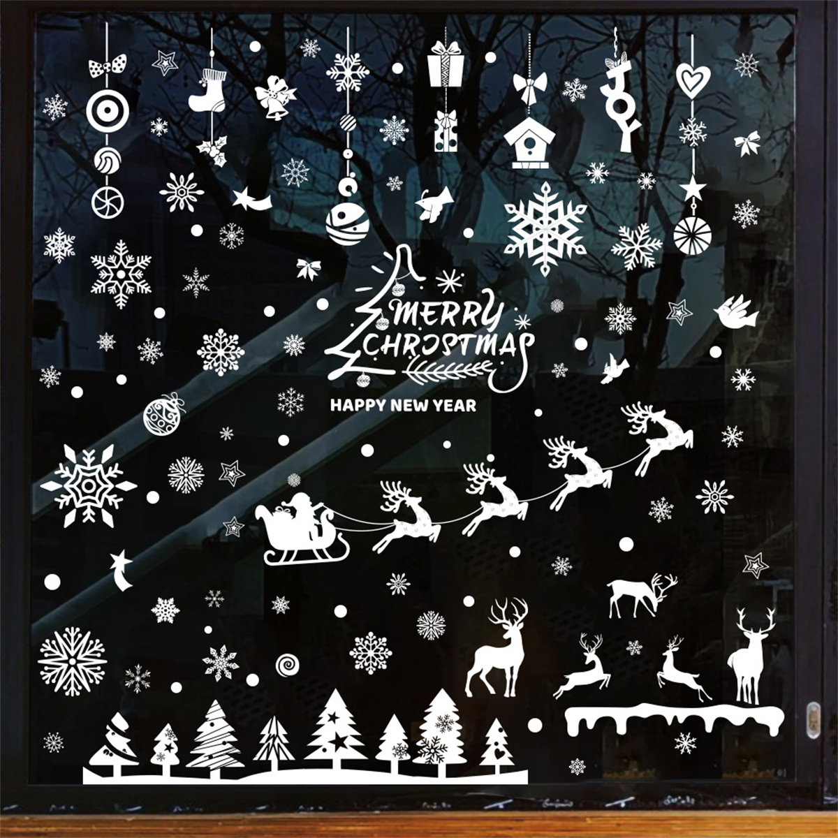 Weihnachtsfensteraufkleber mit Schneeflocken, Weihnachtsmanns Schlitten, Rentieren und Bäumen. Die Szene vor dunklem Hintergrund.