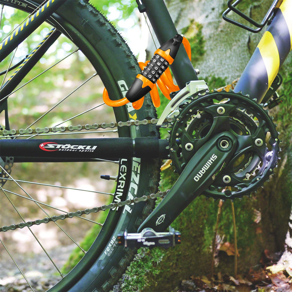 Oranges Fahrradschloss sichert ein schwarz-gelbes Fahrrad.